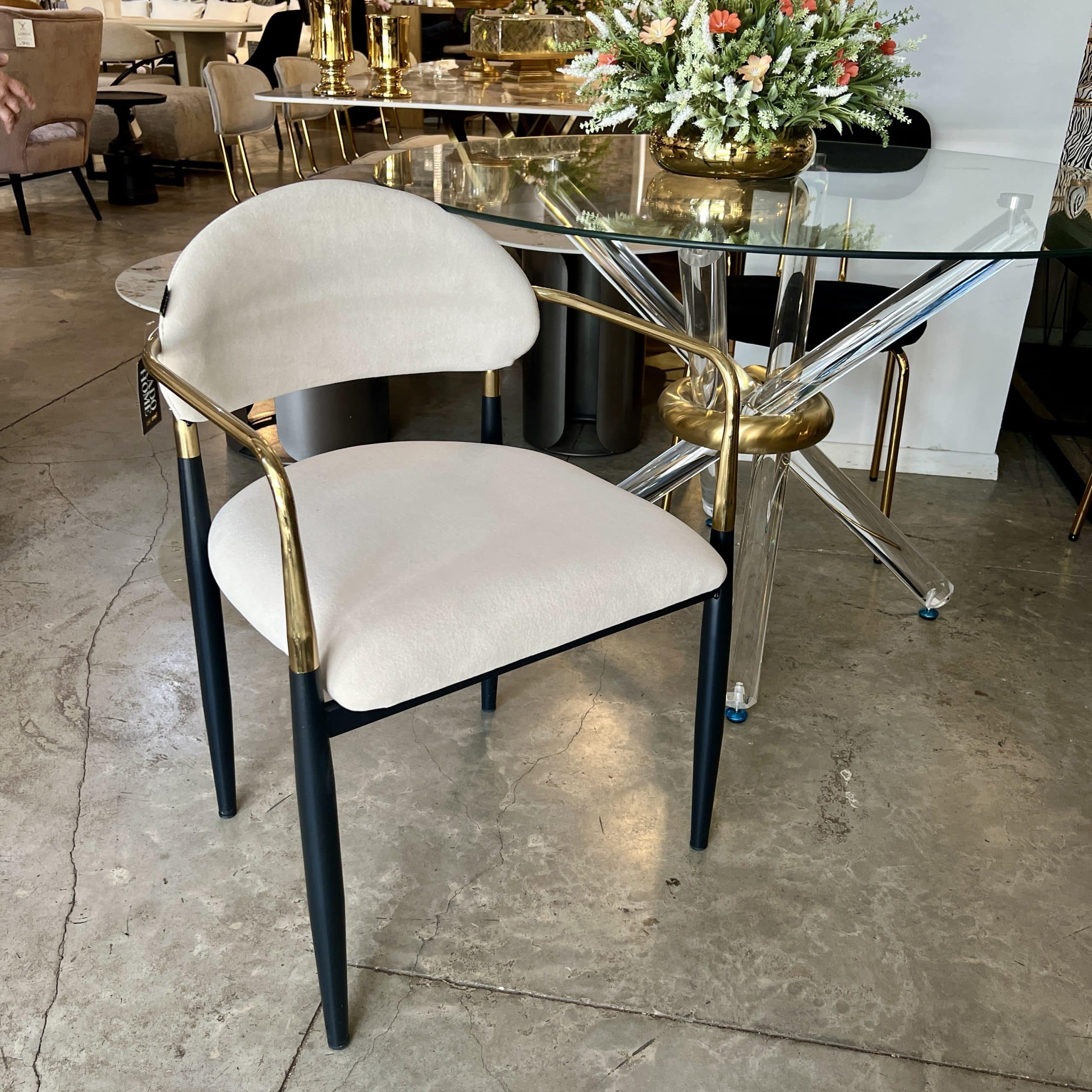 כסא פינת אוכל ידיות זהב רגליים שחור קטיפה שמנת דגם מודרן מנדי- מבצע חיסול אחרונים! כסא פינת אוכל ידיות זהב רגליים שחור קטיפה שמנת דגם מודרן מנדי- מבצע חיסול אחרונים!