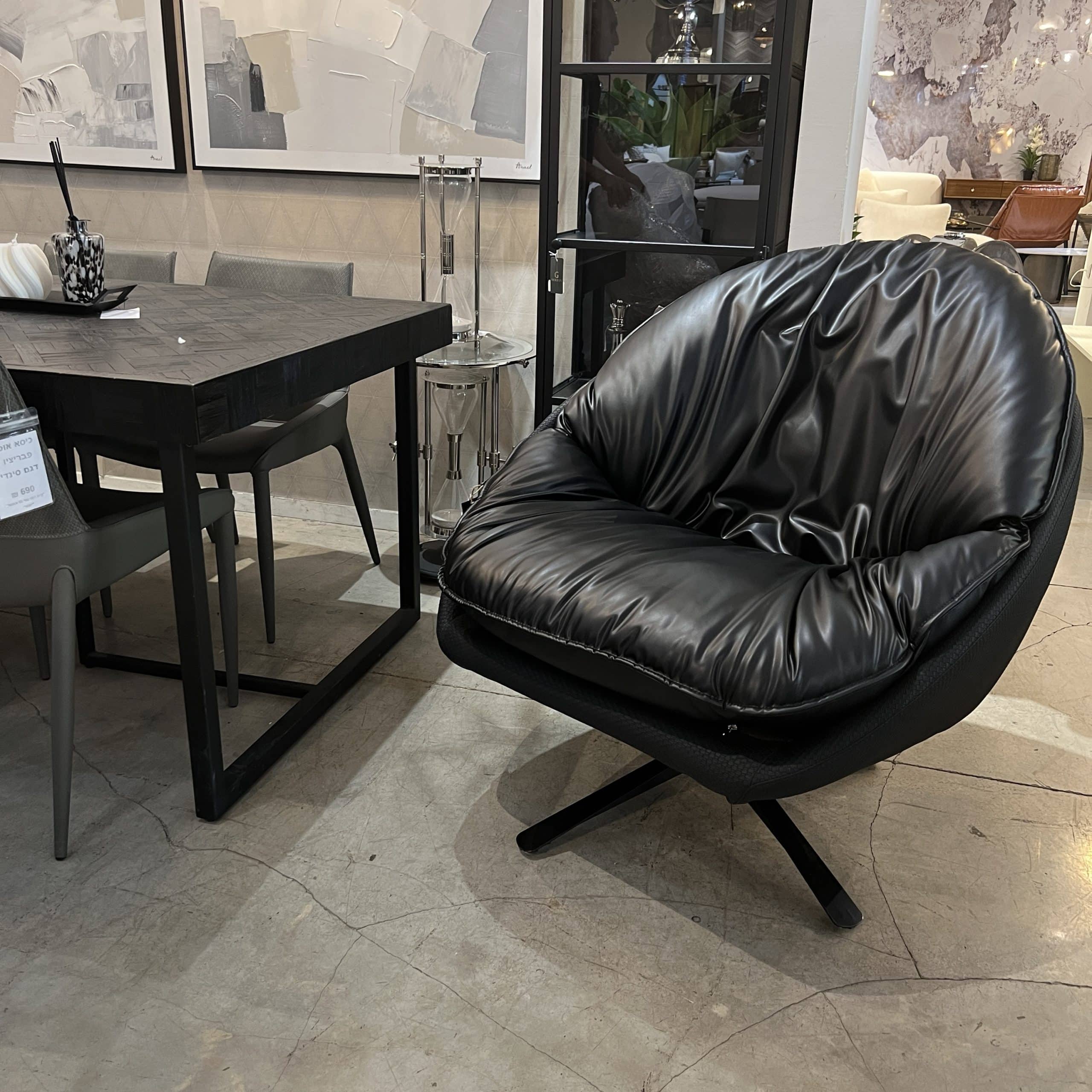 כורסא עגולה דילן מסתובבת דמוי עור שחור דגם סופיטל כורסא עגולה דילן מסתובבת דמוי עור שחור דגם סופיטל