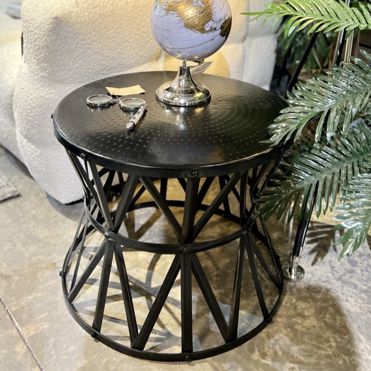 שולחן צד ברזל שחור דגם שאנטי - אחרון חיסול! שולחן צד ברזל שחור דגם שאנטי - אחרון חיסול!