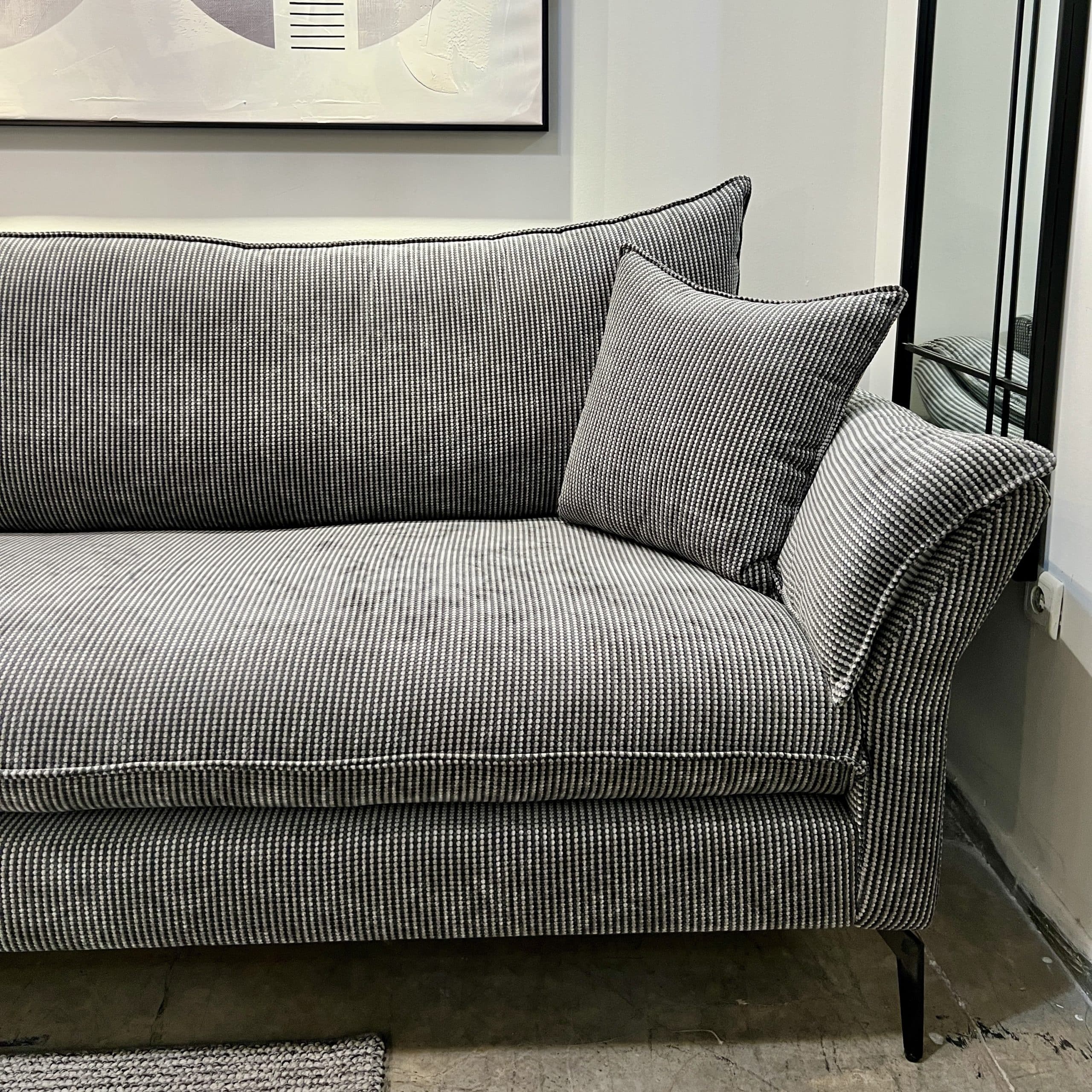 ספה אפורה מתצוגה