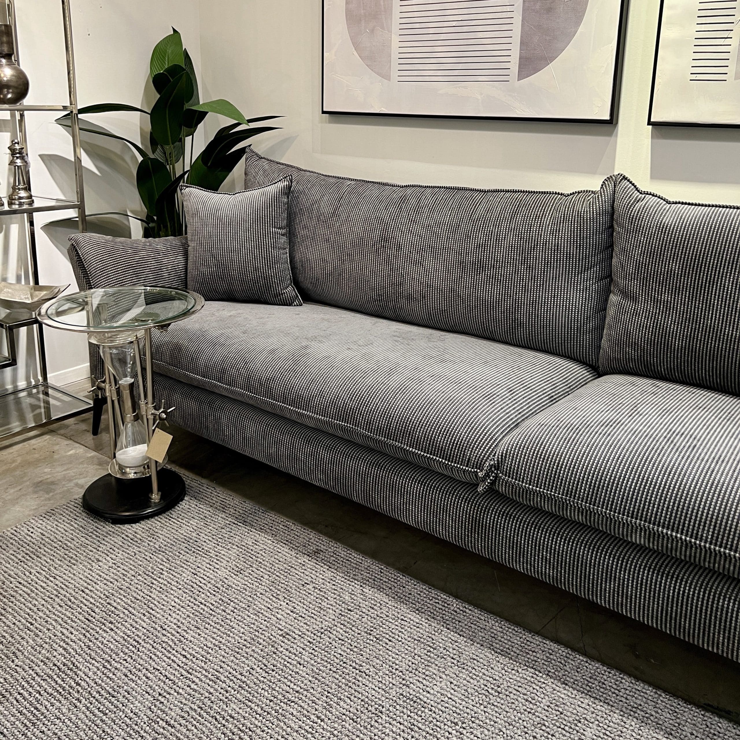 ספה אפורה מתצוגה