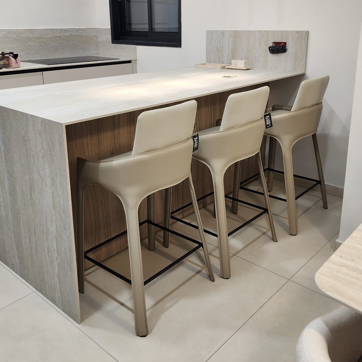 כיסא בר מעוצב בליסיה עור ניוד קפה דגם סופיטל- במלאי! כיסא בר מעוצב בליסיה עור ניוד קפה דגם סופיטל- במלאי!