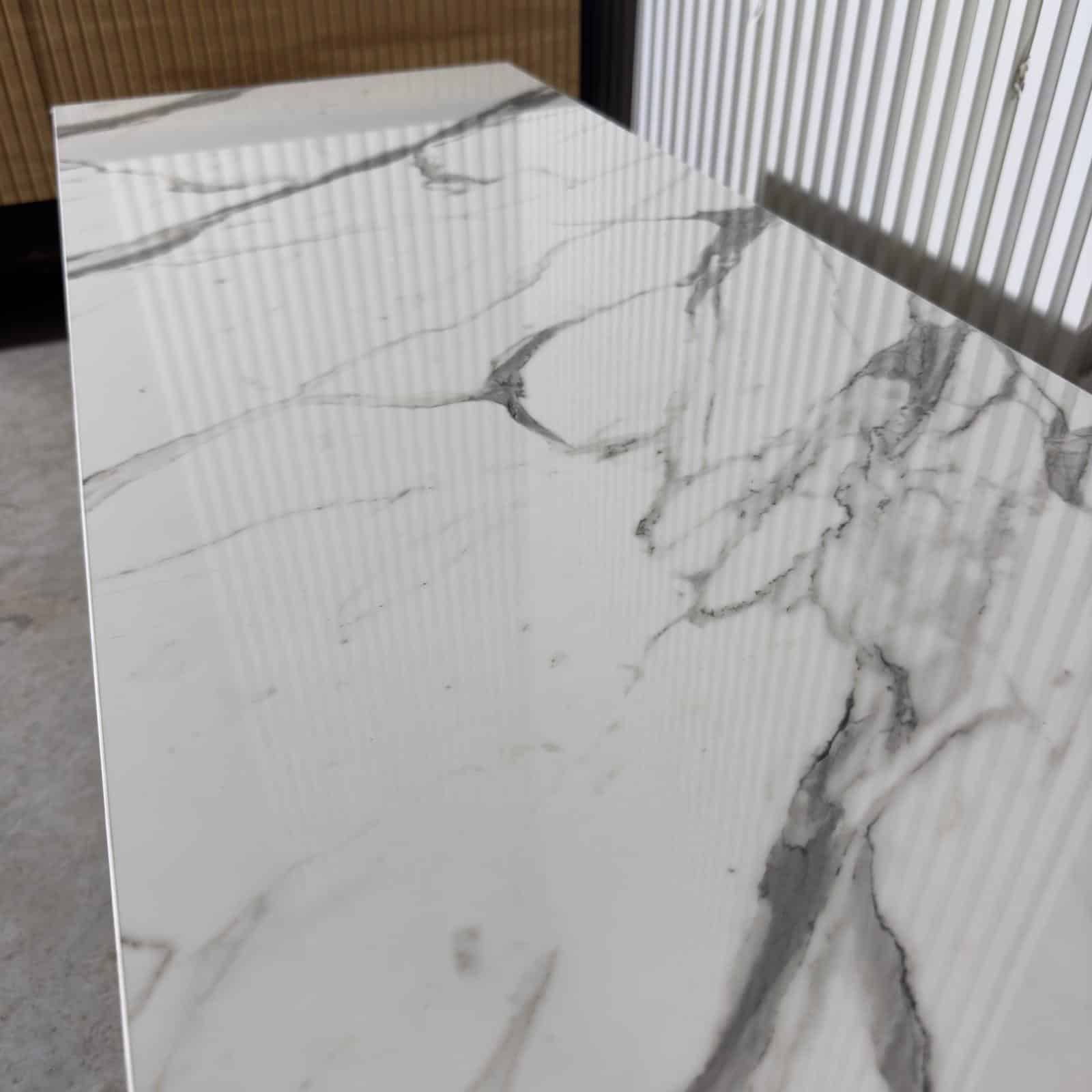 שולחן סלון לבן נימים אפורים שאטו