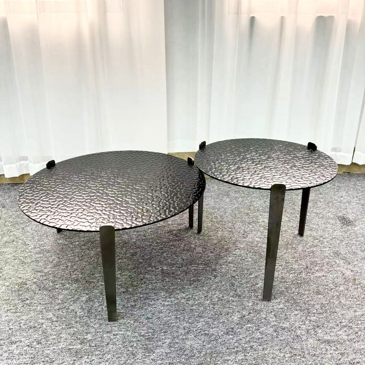 סט זוג שולחנות סלון עגולים זכוכית מושחרת ריקועים דגם סופיטל סט זוג שולחנות סלון עגולים זכוכית מושחרת ריקועים דגם סופיטל