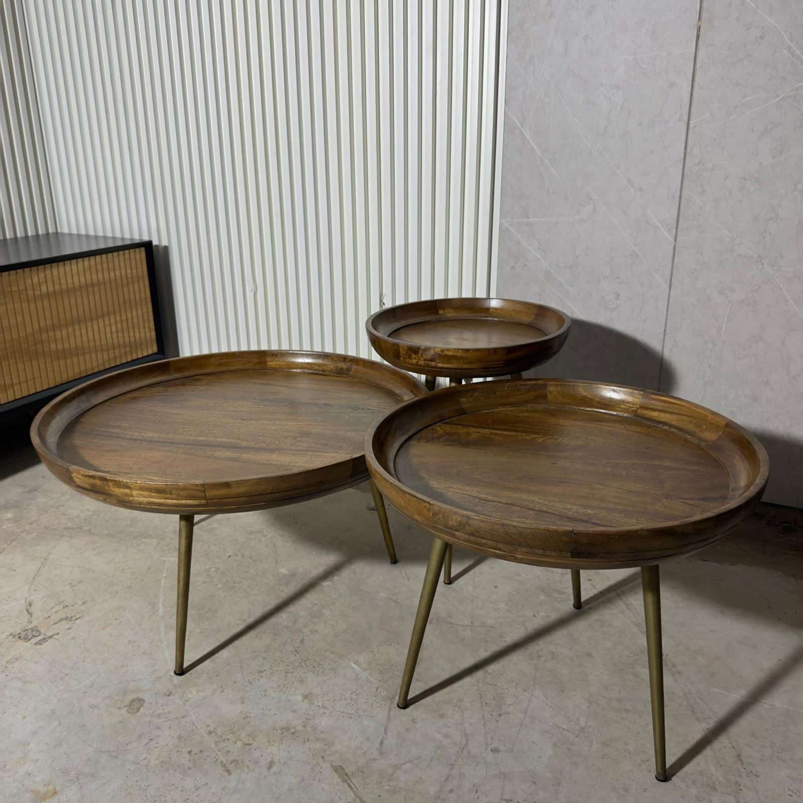 סט 3 שולחנות סלון עגולים עץ אגוז רגלי זהב דגם נוקס
