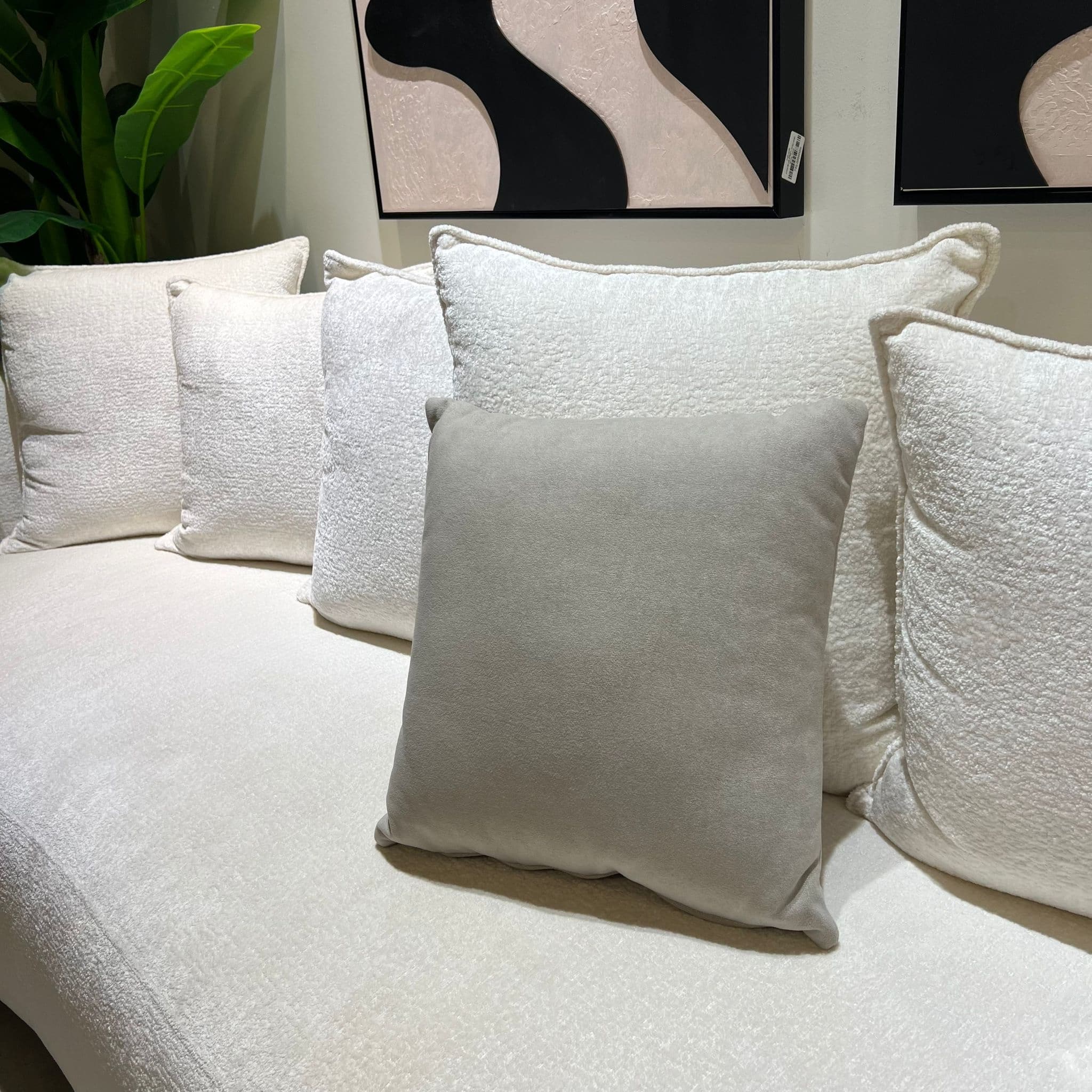 כרית נוי מרובעת אפור בהיר דגם מאיה