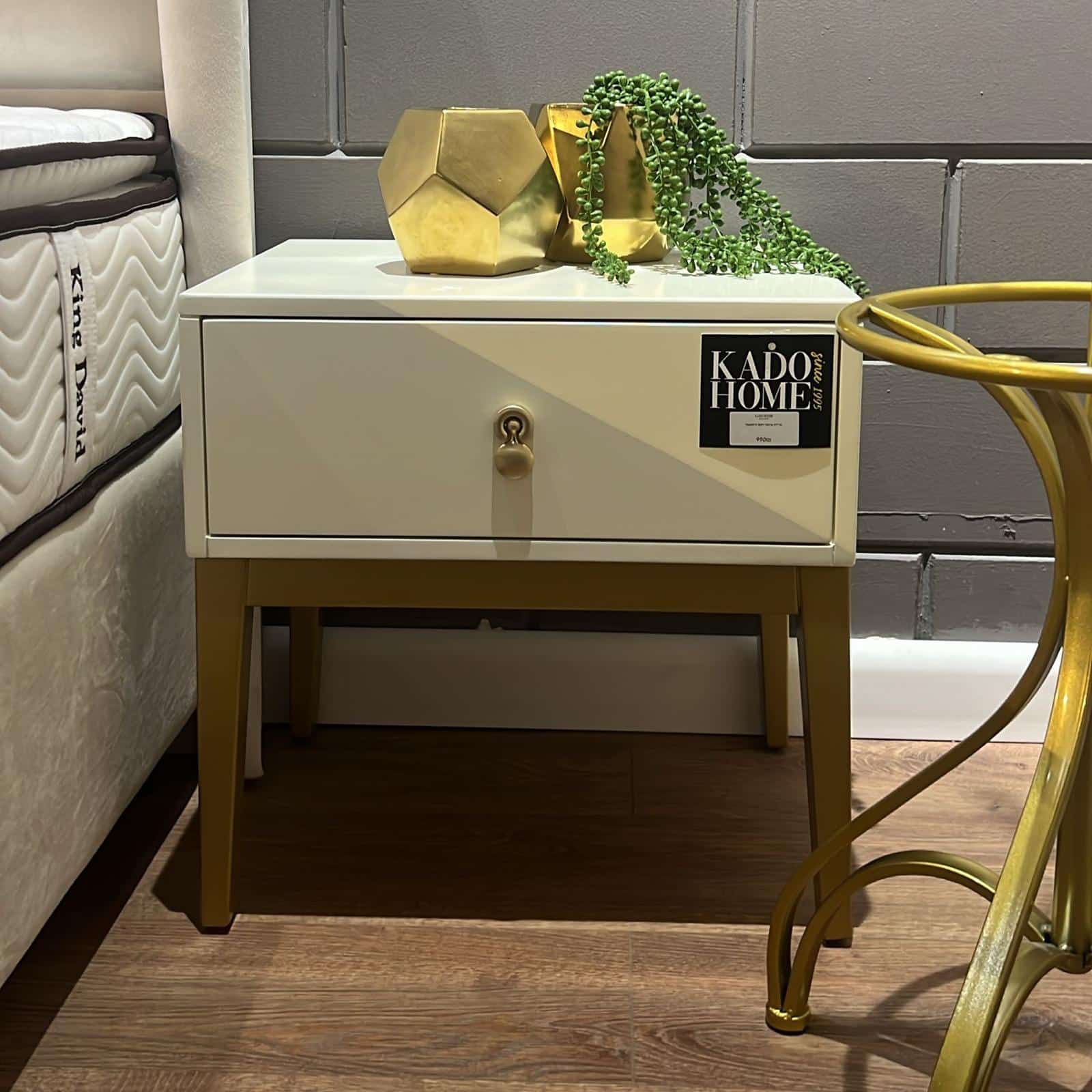 שידת מיטה דגם ורסאצ׳ה שמנת רגל זהב שידת מיטה דגם ורסאצ׳ה שמנת רגל זהב