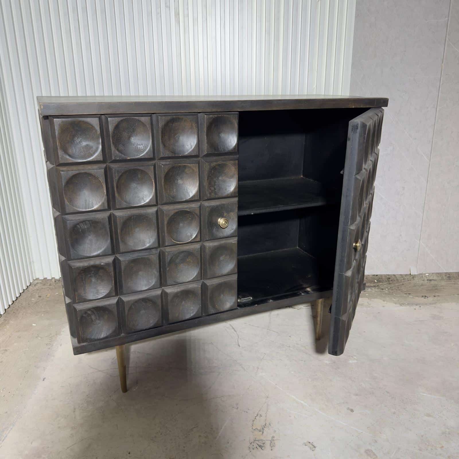 קומודה 2 דלתות חזיתות עיגולים חום שוקולד רגל זהב קומודה 2 דלתות חזיתות עיגולים חום שוקולד רגל זהב