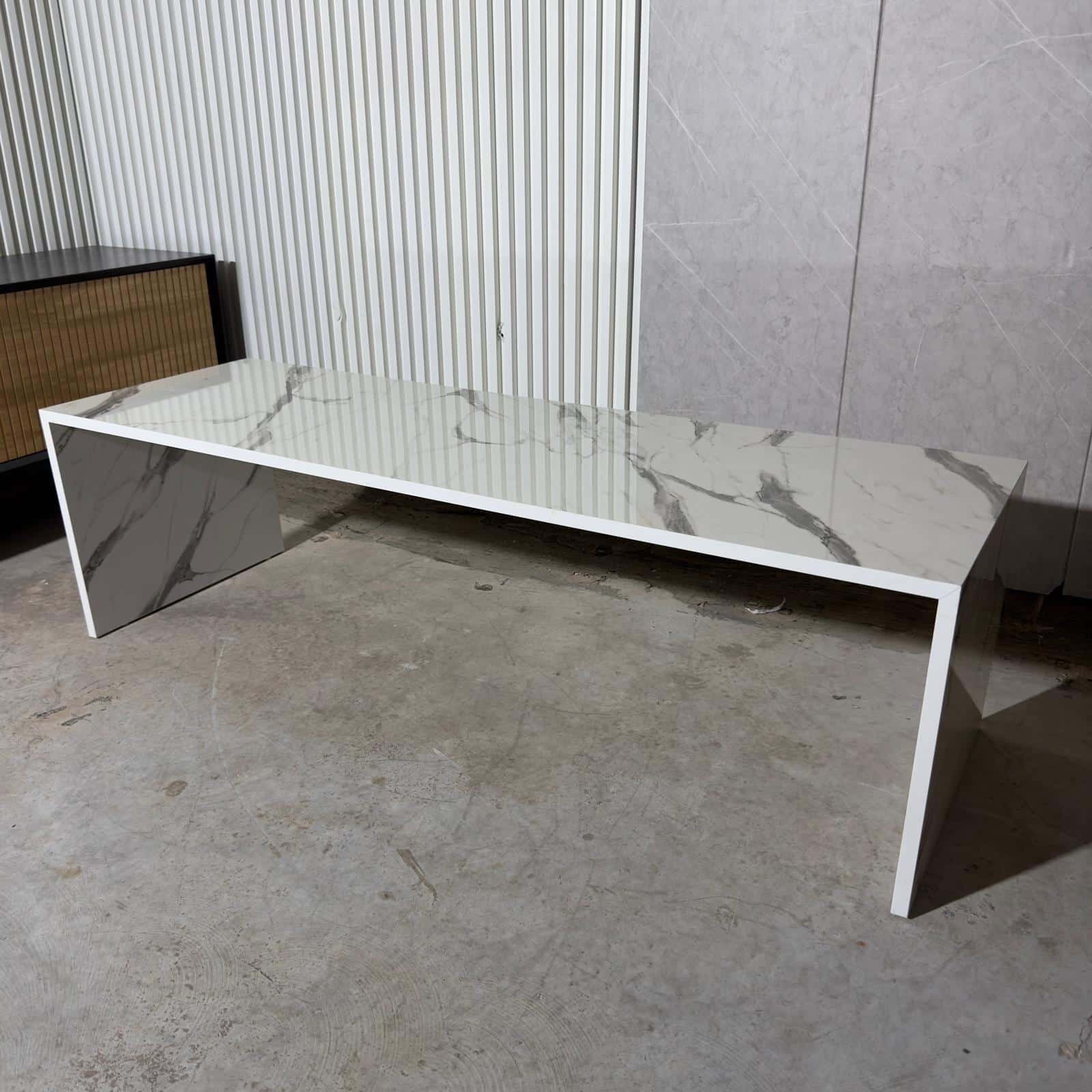 שולחן סלון לבן נימים אפורים שאטו