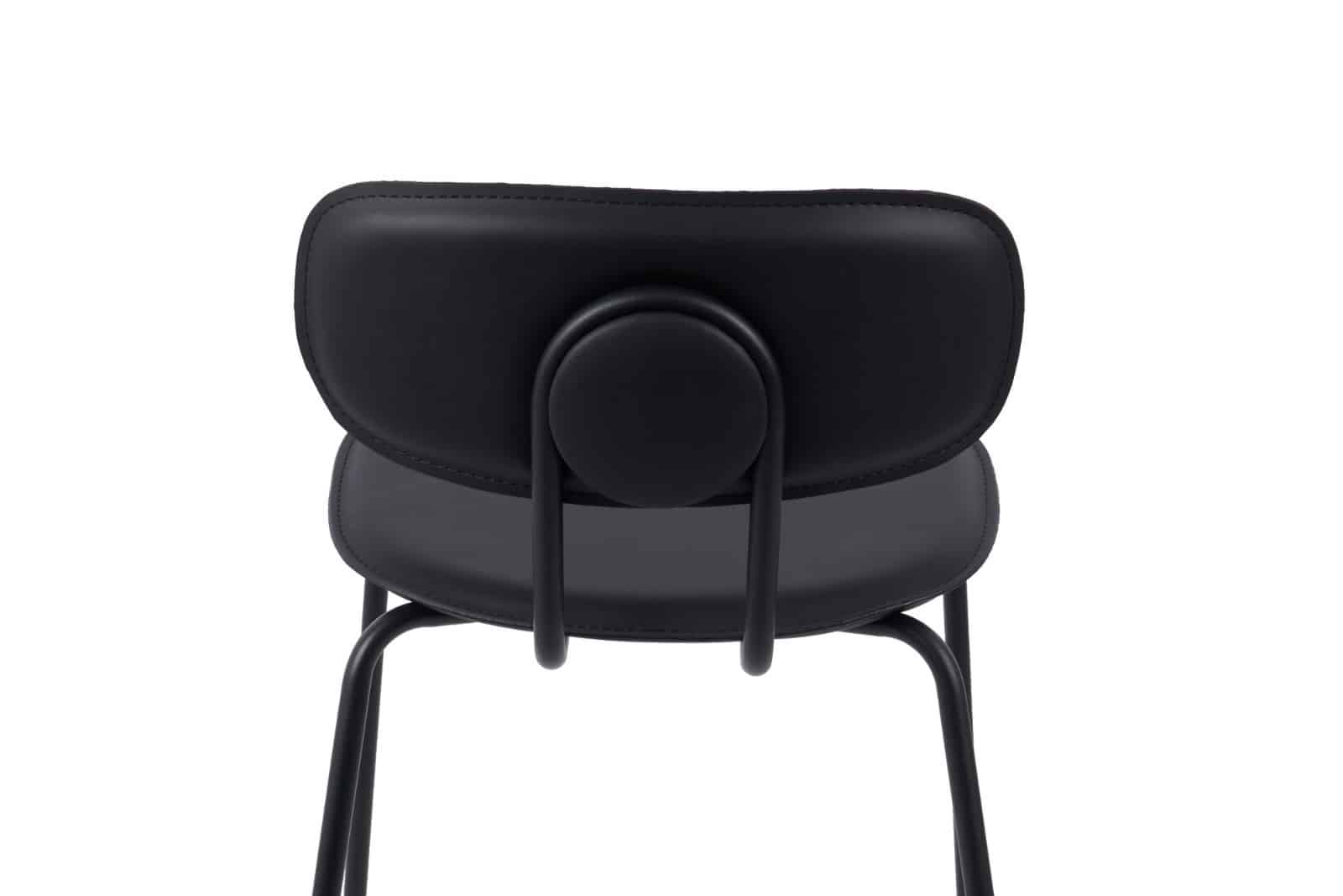 כיסא בר דגם ניו סטפני דמוי עור שחור רגל שחורה