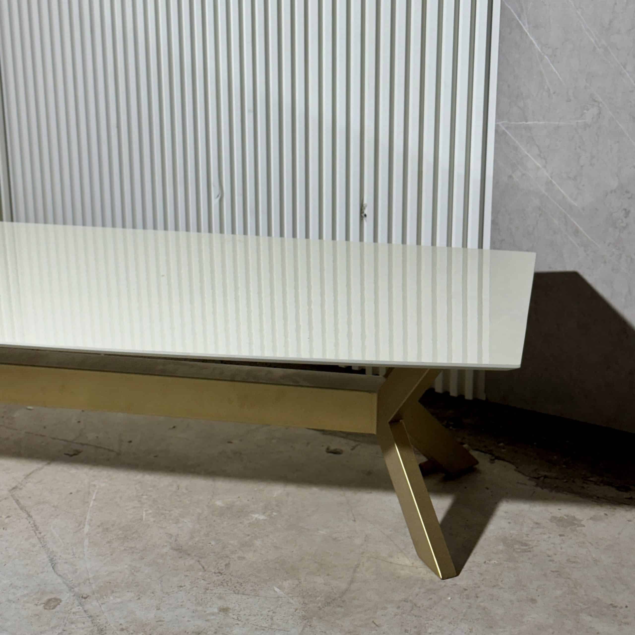 שולחן סלון מלבני לבן רגל זהב דגם ירח