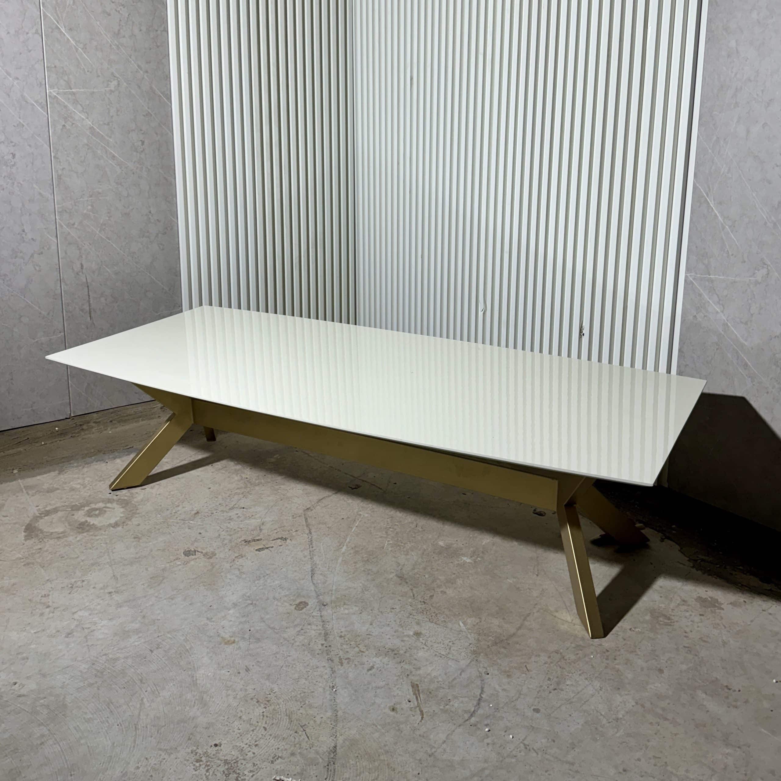 שולחן סלון מלבני לבן רגל זהב דגם ירח