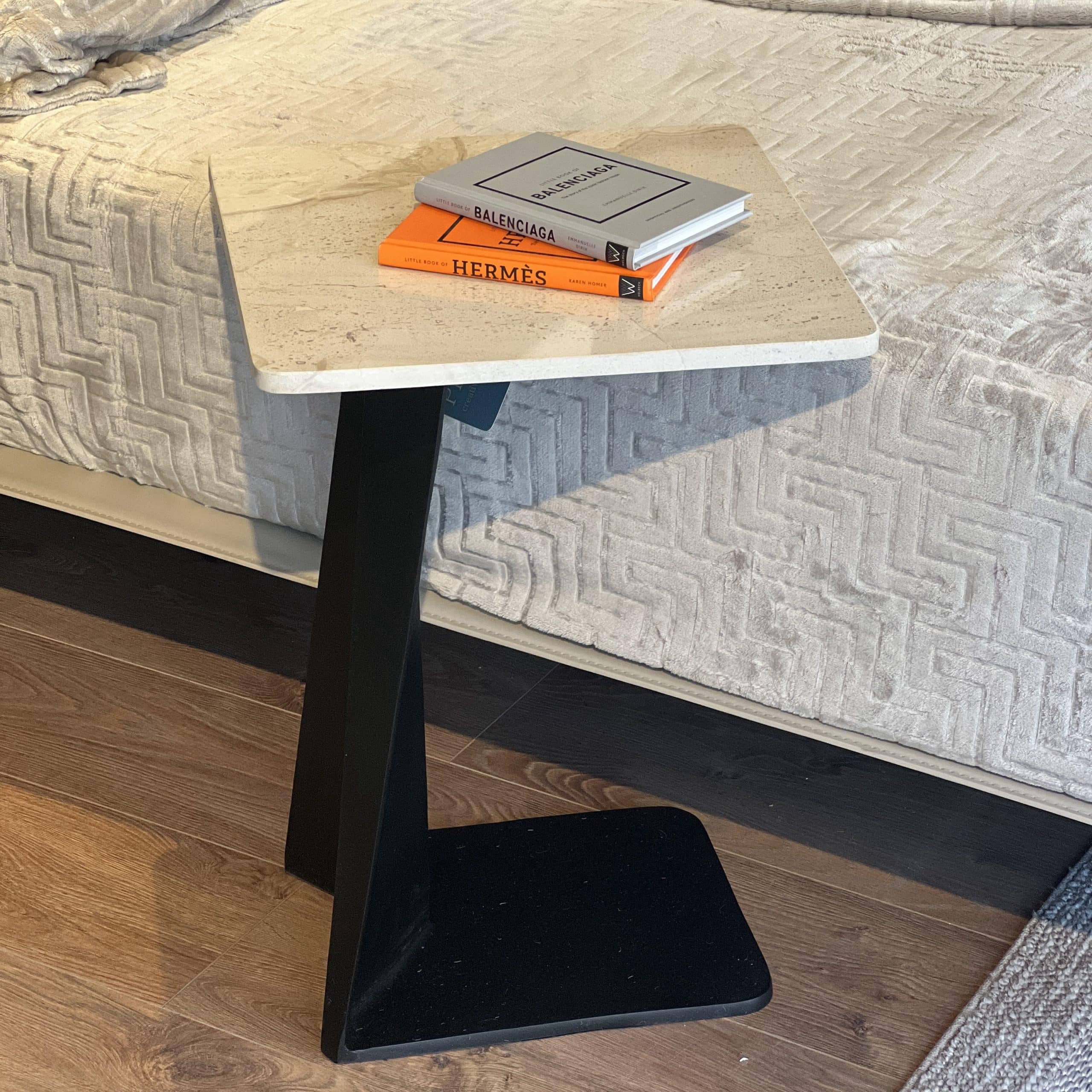 נשכן שולחן בראס מרבל ולנטינו נשכן שולחן בראס מרבל ולנטינו