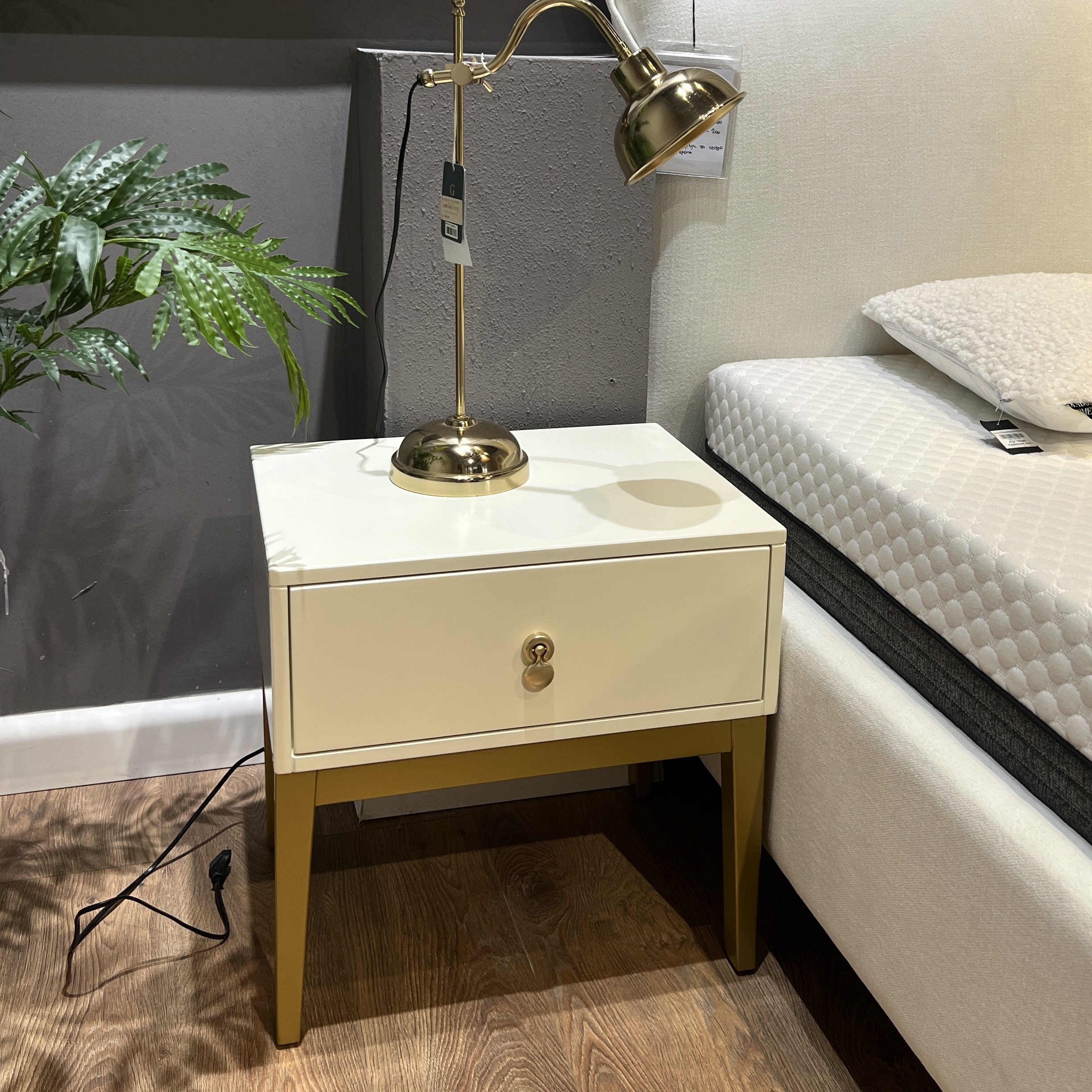 שידת מיטה דגם ורסאצ׳ה שמנת רגל זהב שידת מיטה דגם ורסאצ׳ה שמנת רגל זהב