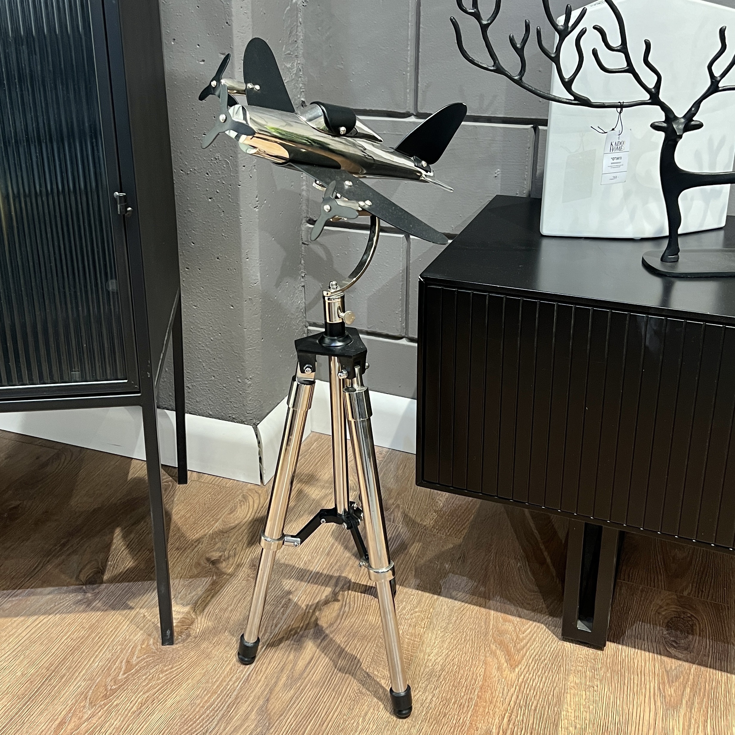 מטוס שחור ניקל על מעמד מטוס שחור ניקל על מעמד