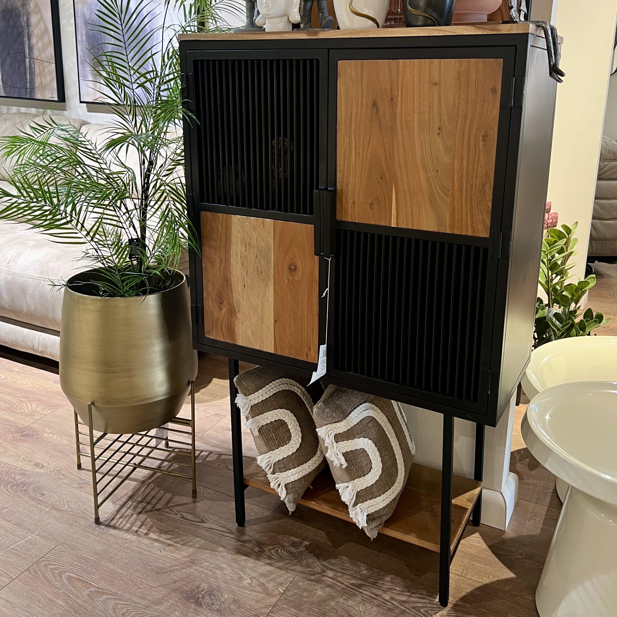 ארונית עץ שיטה דלתות פסים ברזל שחור דגם "לילה" - חיסול!!