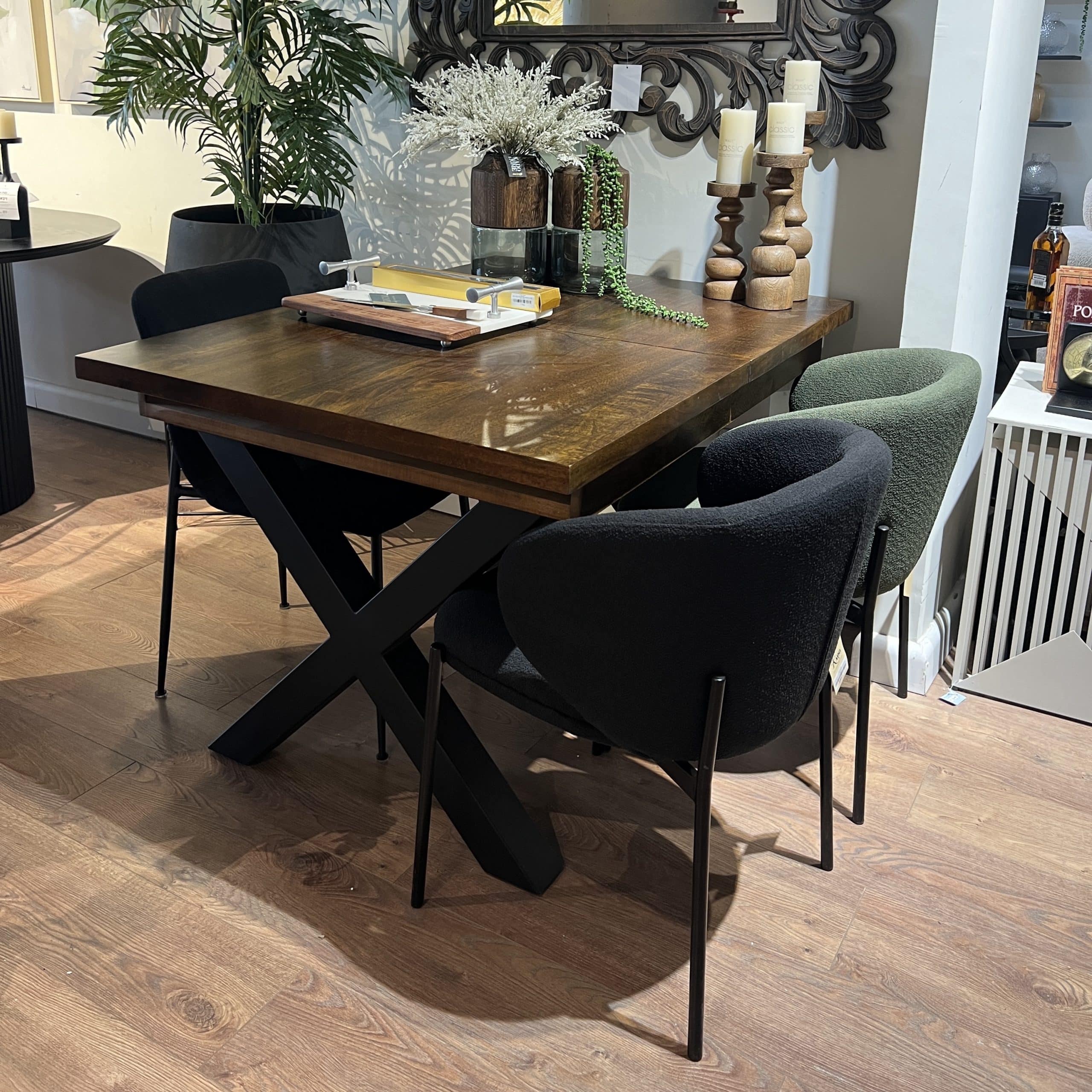 שולחן אוכל עץ רגל ברזל שחורה מיני נפתח דגם סוניל- אחרון מתצוגה !! (פגמים קלים)