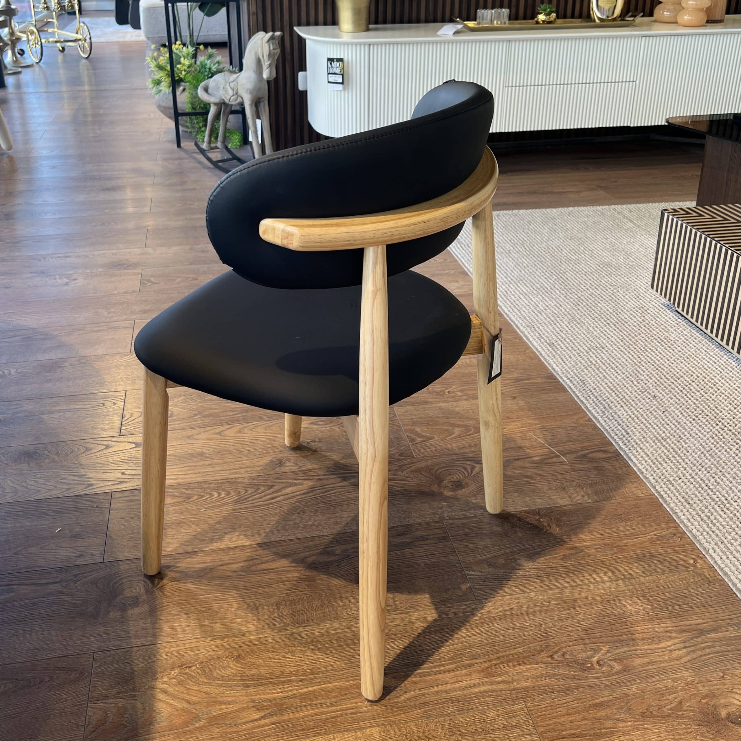 כיסא פיליפה עץ אלון עור שחור דגם סופיטל - 2 אחרונים! כיסא פיליפה עץ אלון עור שחור דגם סופיטל - 2 אחרונים!