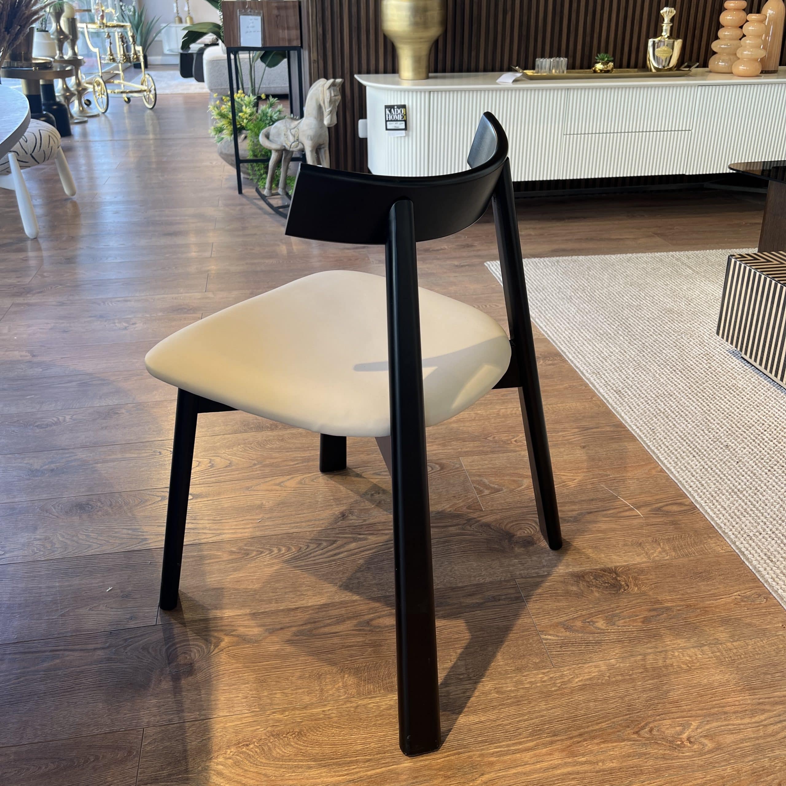 כיסא מתיאס דמוי עור אבן דגם סופיטל - אחרונים מתצוגה! כיסא מתיאס דמוי עור אבן דגם סופיטל - אחרונים מתצוגה!