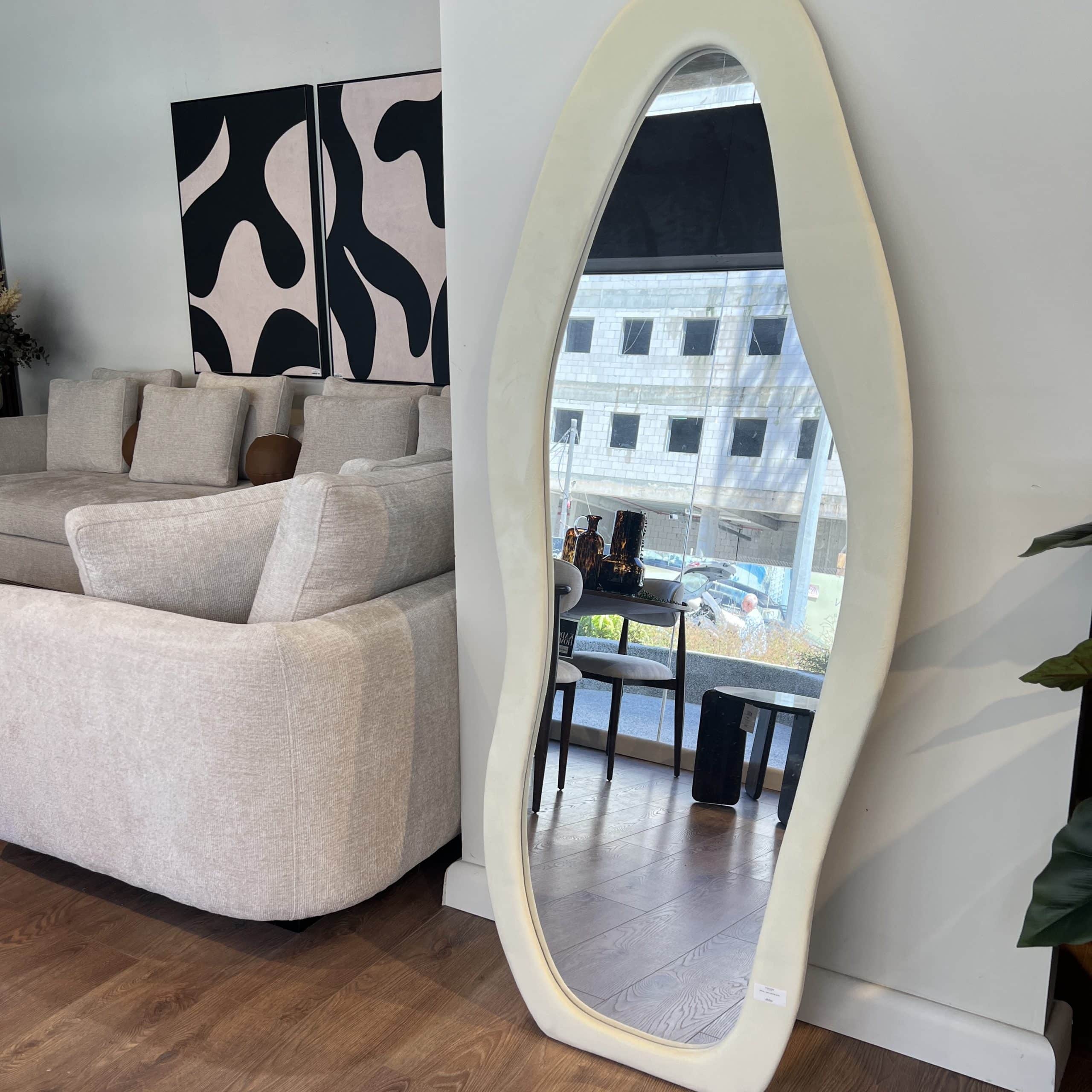 מראה אובלית קטיפה שמנת