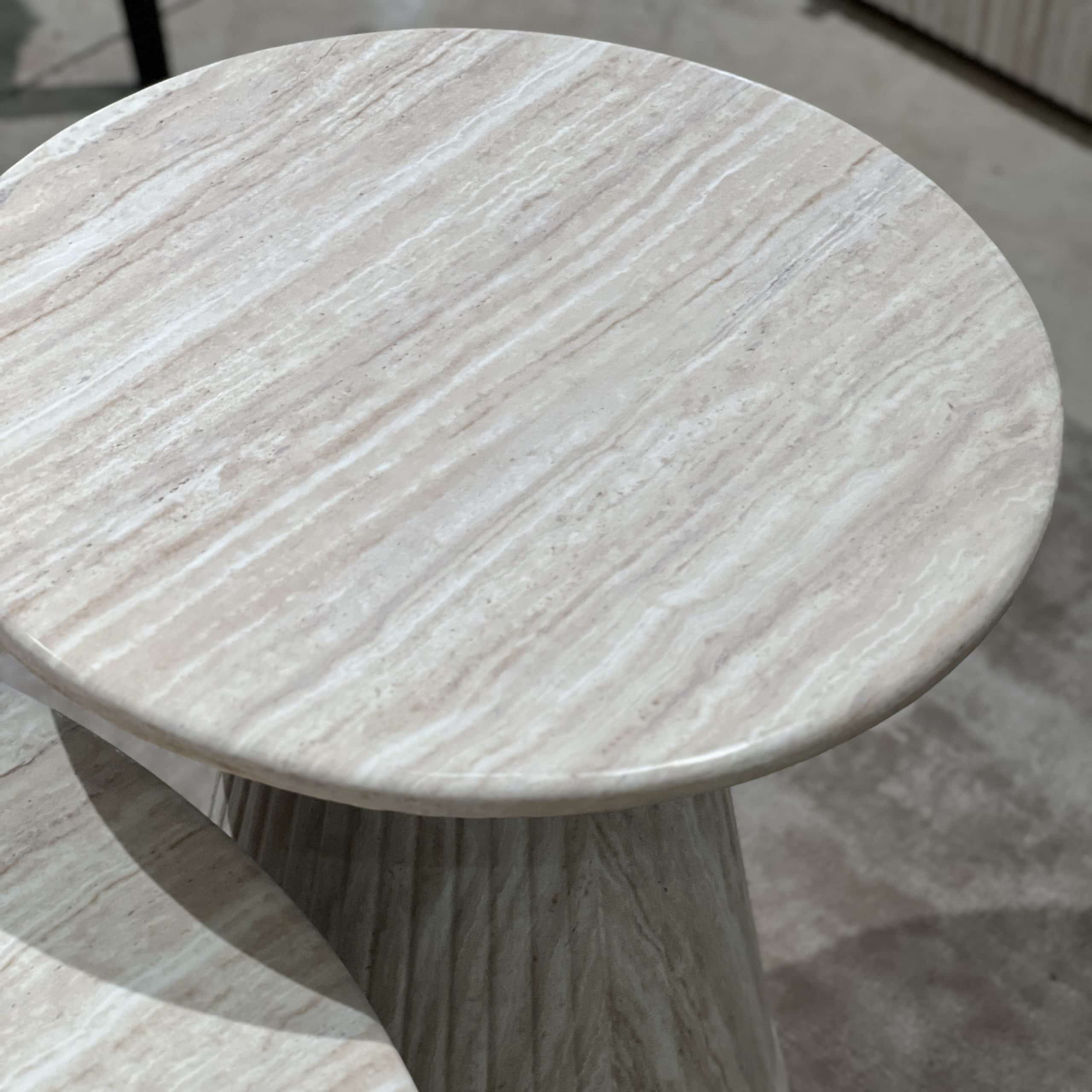 סט 2 שולחנות סלון עגולים טרוורטין סט 2 שולחנות סלון עגולים טרוורטין