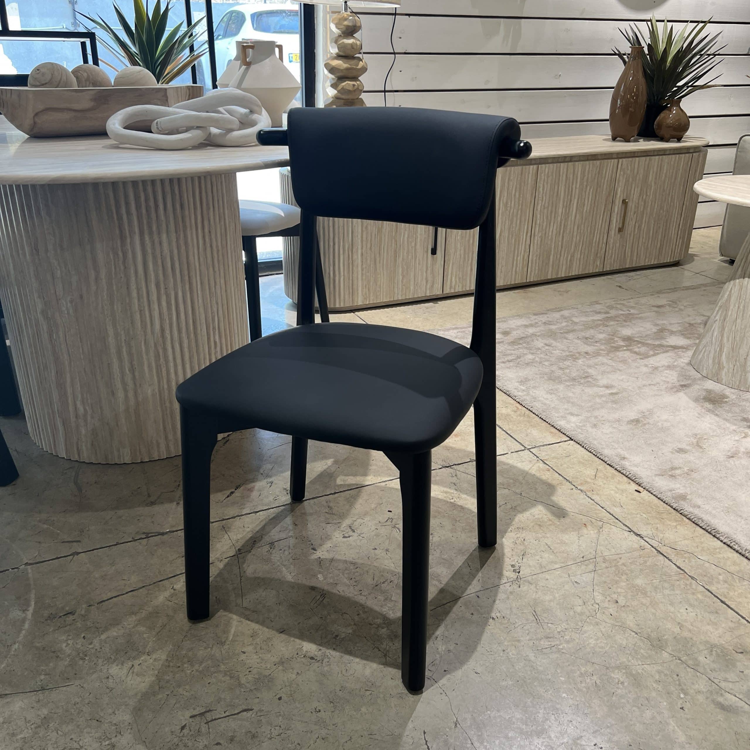 כיסא ויולה דמוי עור שחור דגם סופיטל | חיסול אחרון! כיסא ויולה דמוי עור שחור דגם סופיטל | חיסול אחרון!