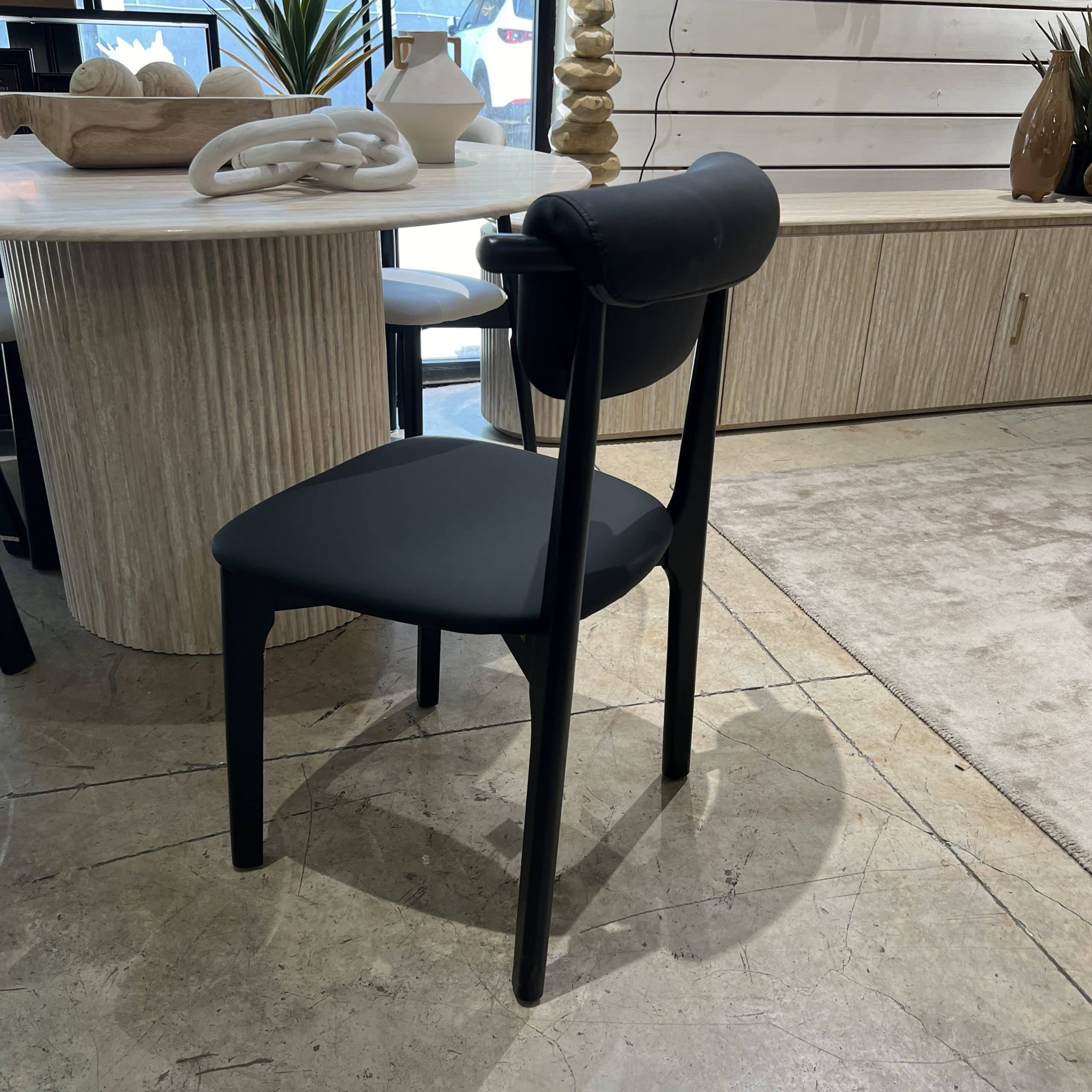 כיסא ויולה דמוי עור שחור דגם סופיטל | חיסול אחרון! כיסא ויולה דמוי עור שחור דגם סופיטל | חיסול אחרון!