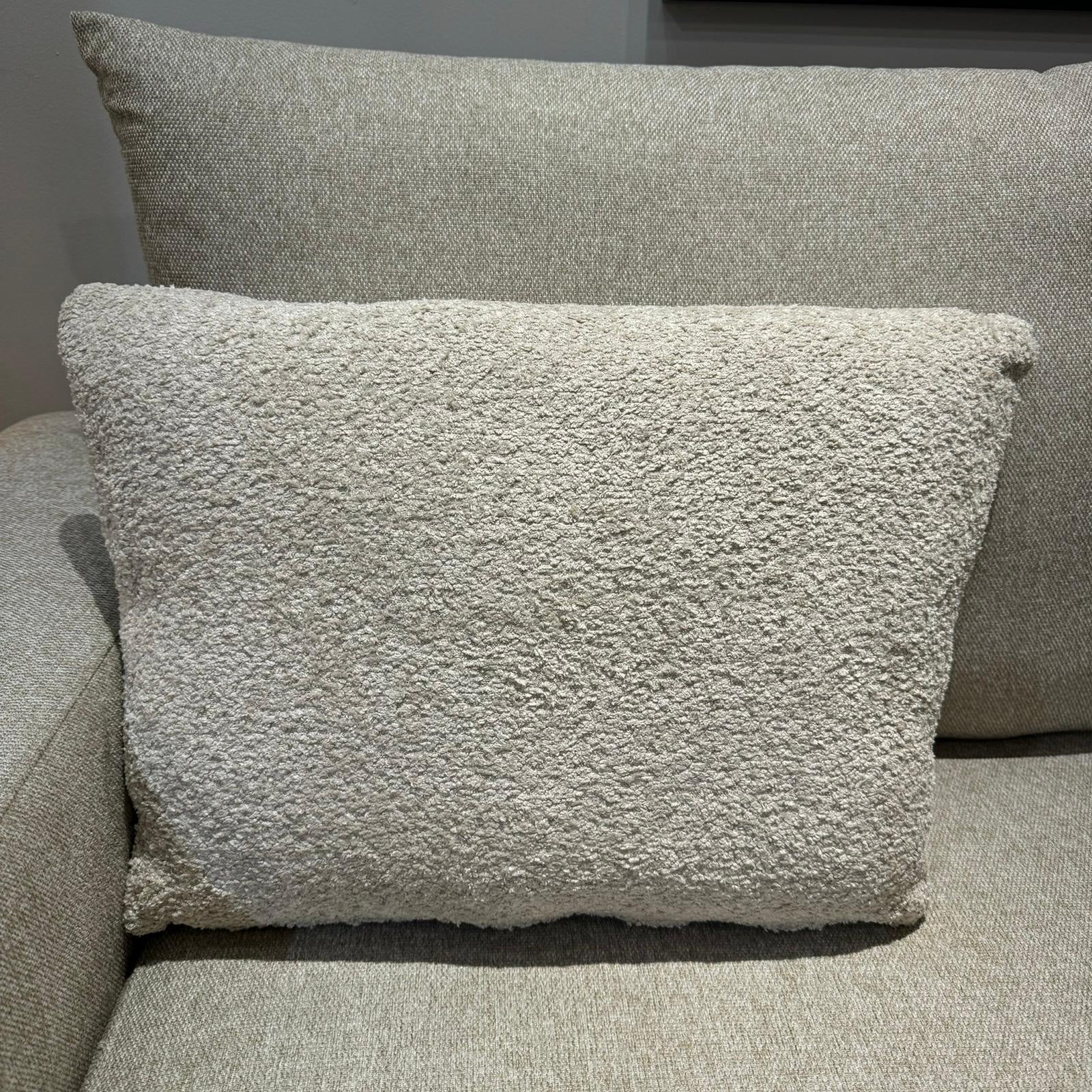 כרית נוי מלבנית בוקלה בז