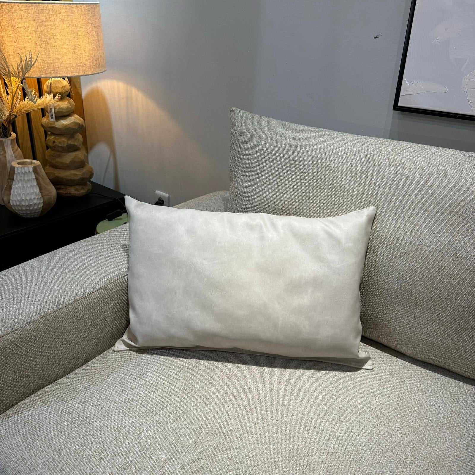 כרית נוי מלבנית דמוי עור שמנת