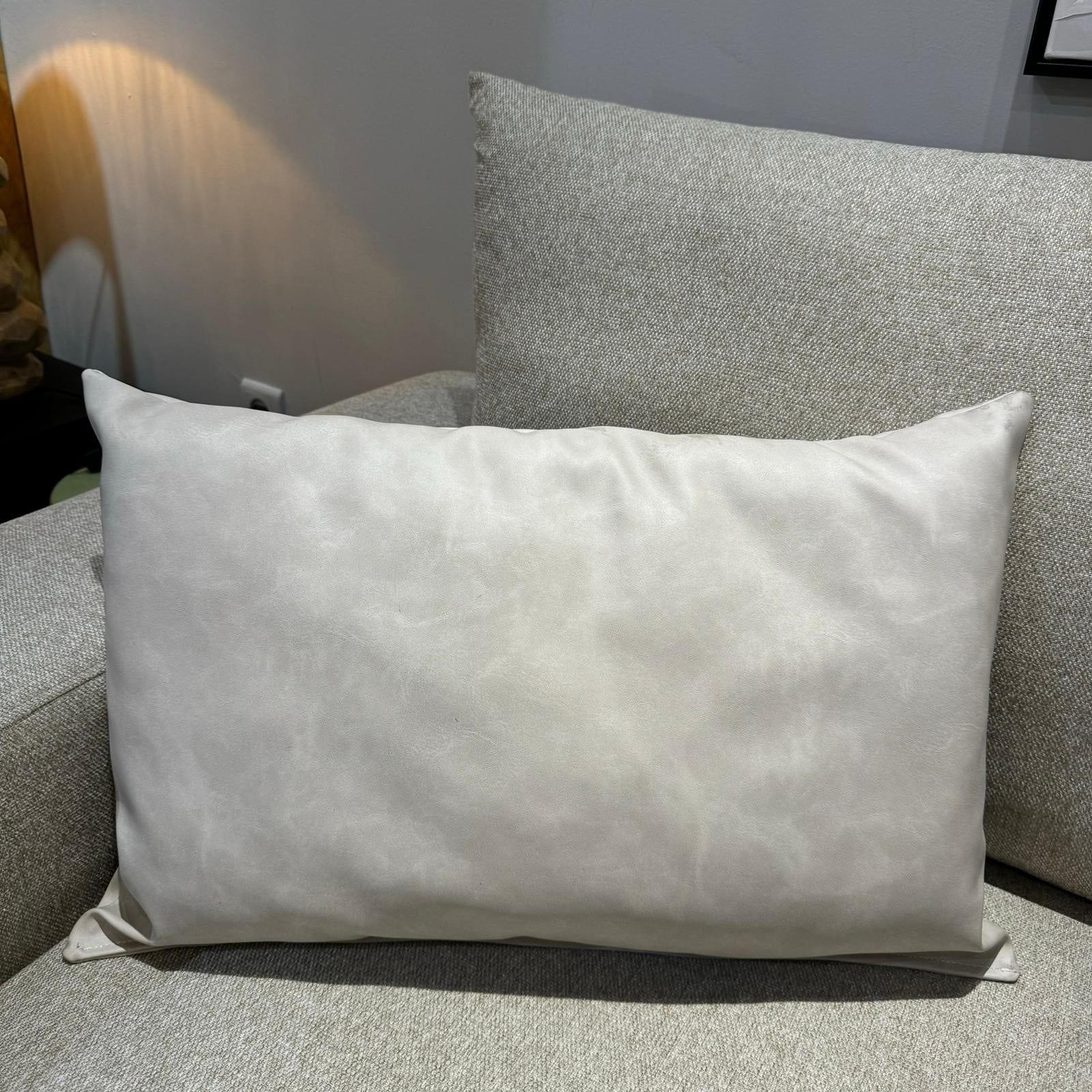 כרית נוי מלבנית דמוי עור שמנת