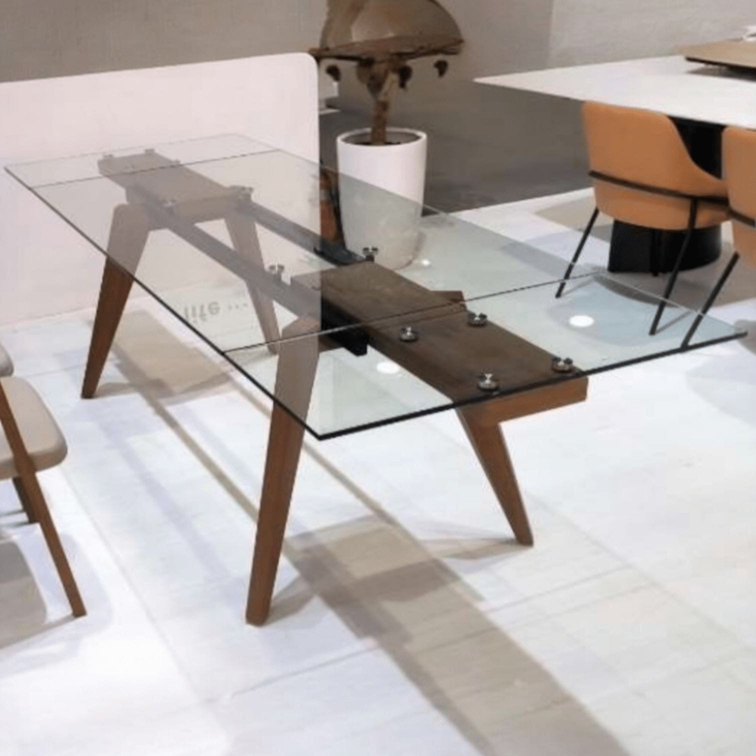 שולחן אוכל זכוכית מחוסמת נפתח רגל אגוז דגם הלן