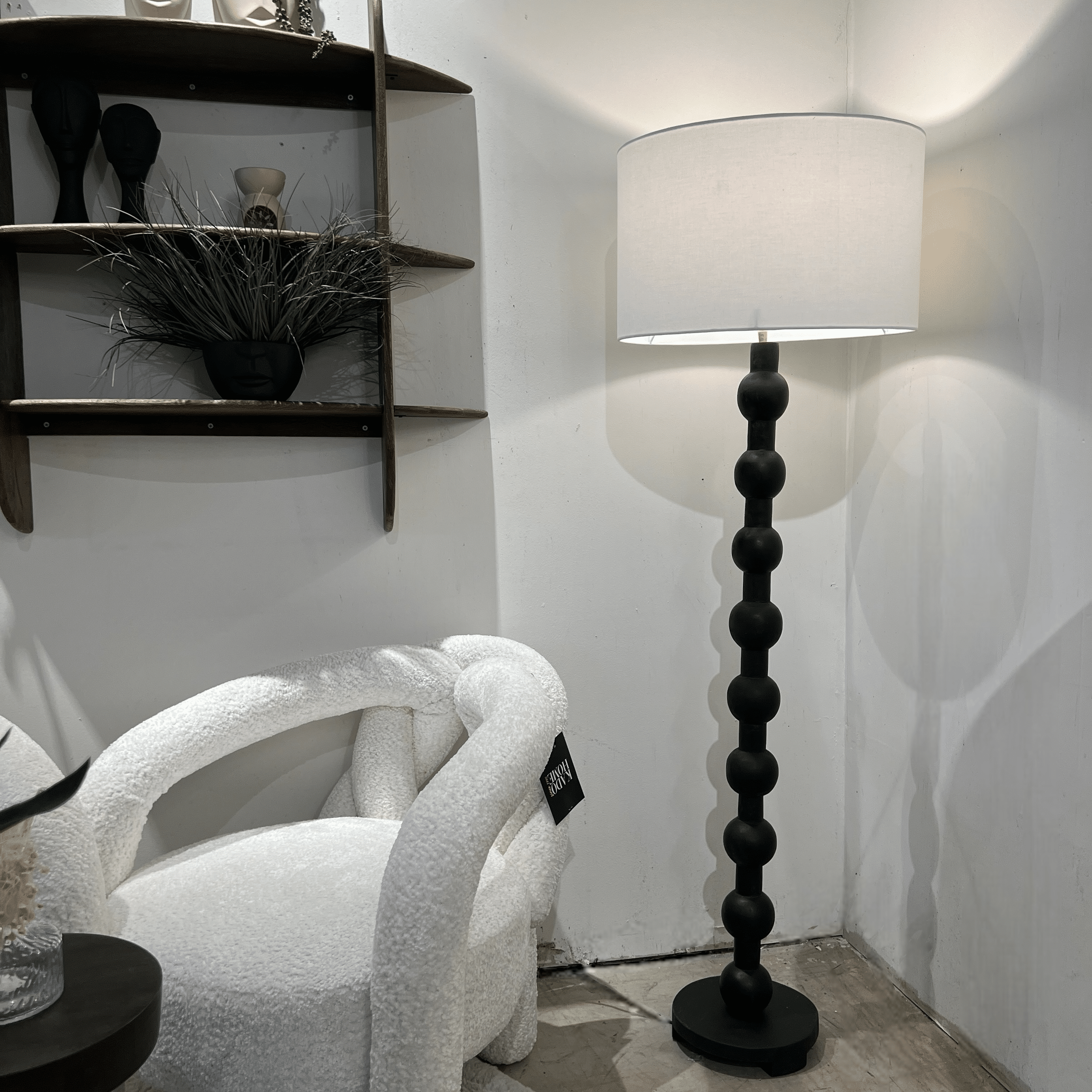 מנורה עומדת רגל עץ כדורים שחורה דגם שאנטי מנורה עומדת רגל עץ כדורים שחורה דגם שאנטי