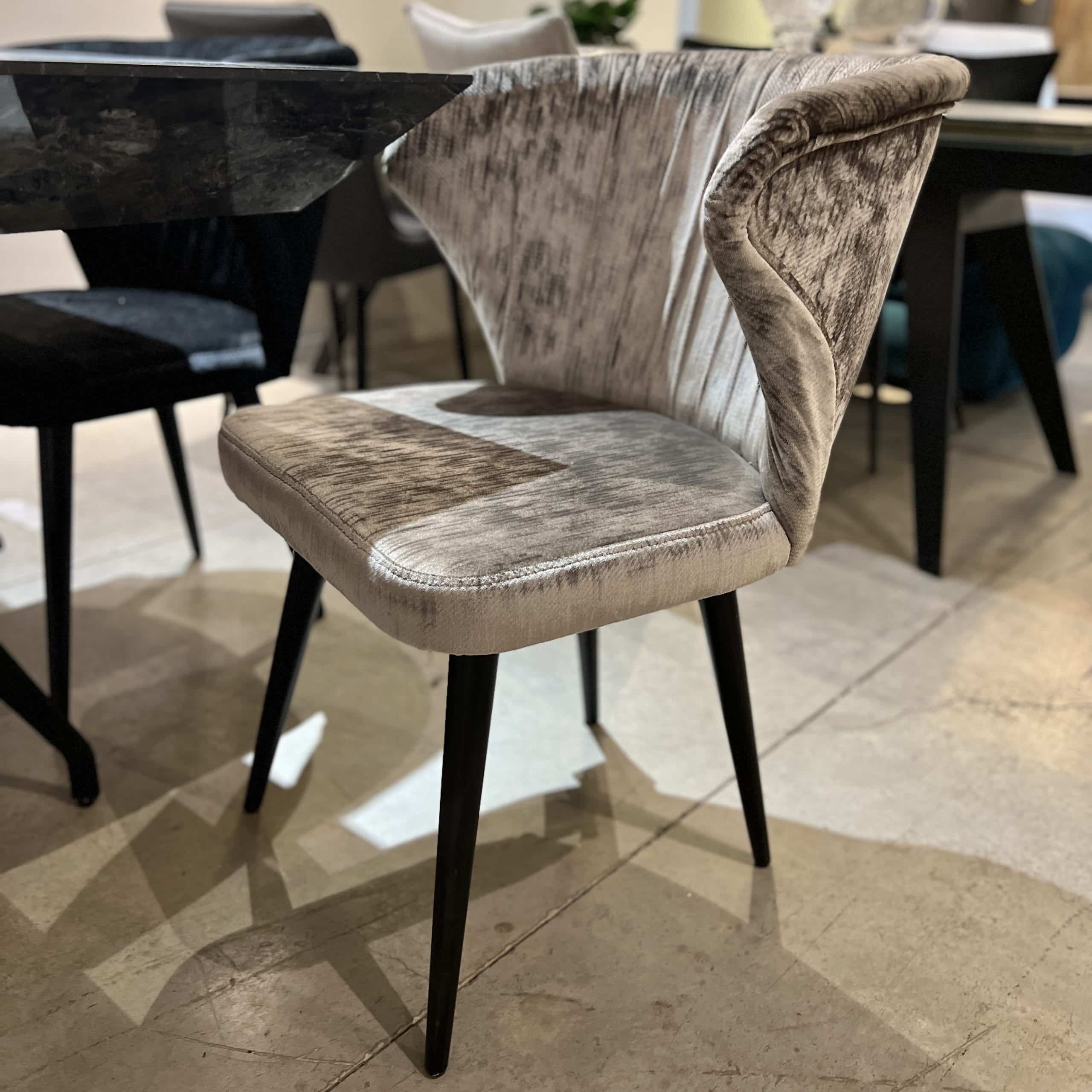 כיסא קטיפה אפור דגם דייל - חיסול פגמים קלים!