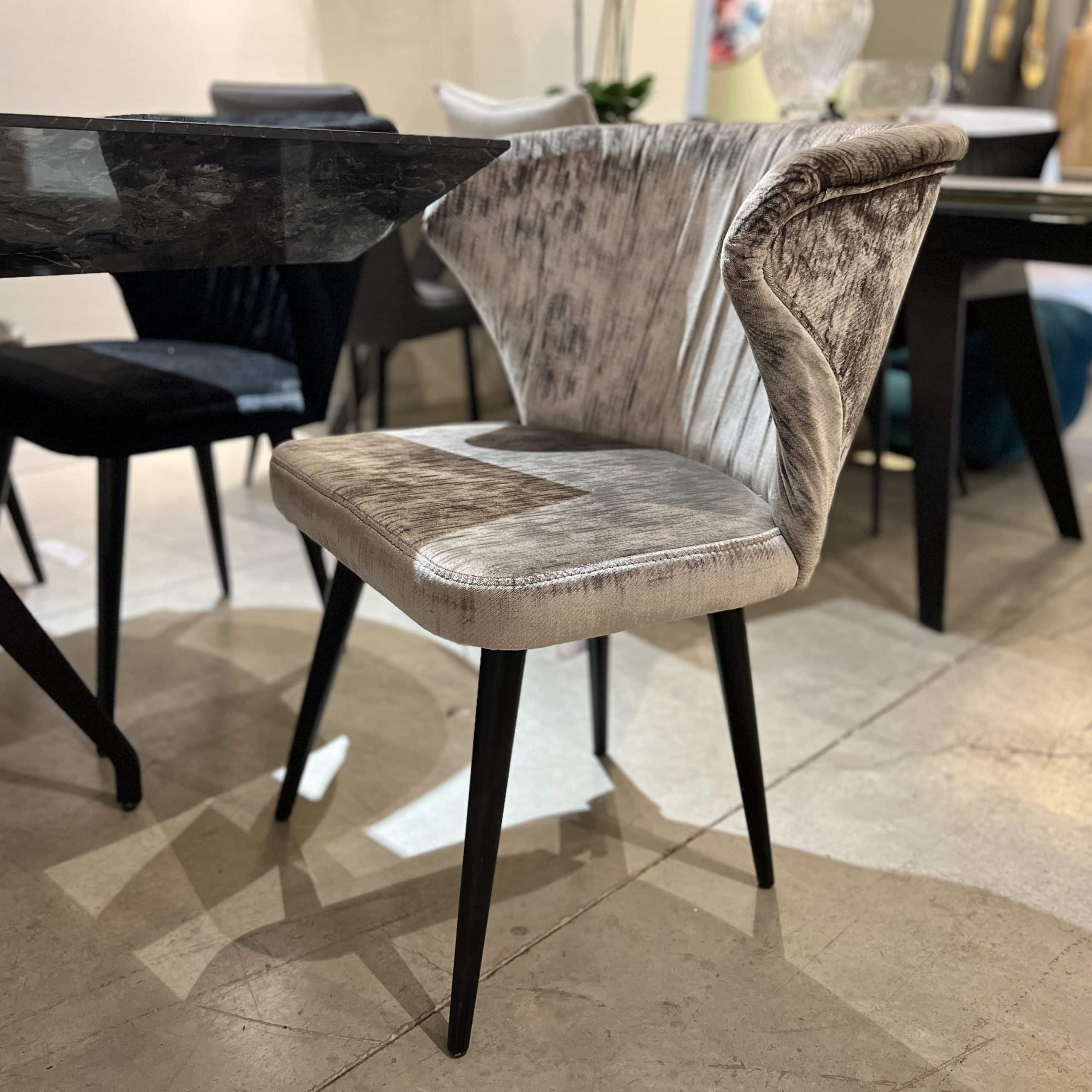 כיסא קטיפה אפור דגם דייל - חיסול פגמים קלים!