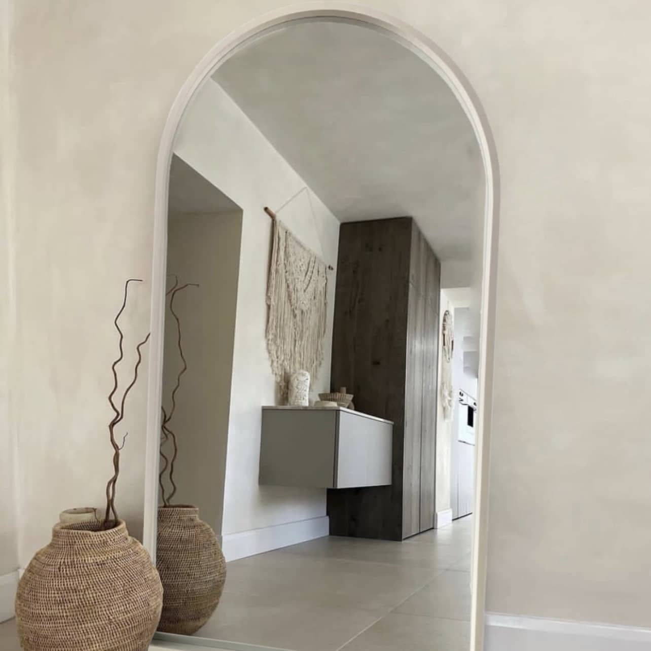 מראת קשת מסגרת בולטת עץ שמנת דגם פרל מראת קשת מסגרת בולטת עץ שמנת דגם פרל