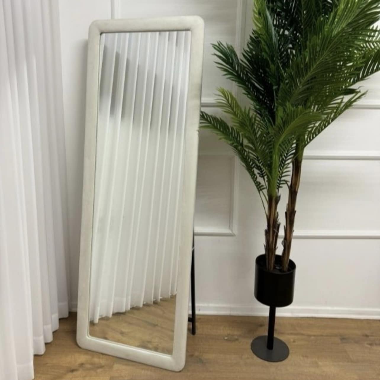 מראה מלבן קטיפה לבנה דגם פרל מראה מלבן קטיפה לבנה דגם פרל