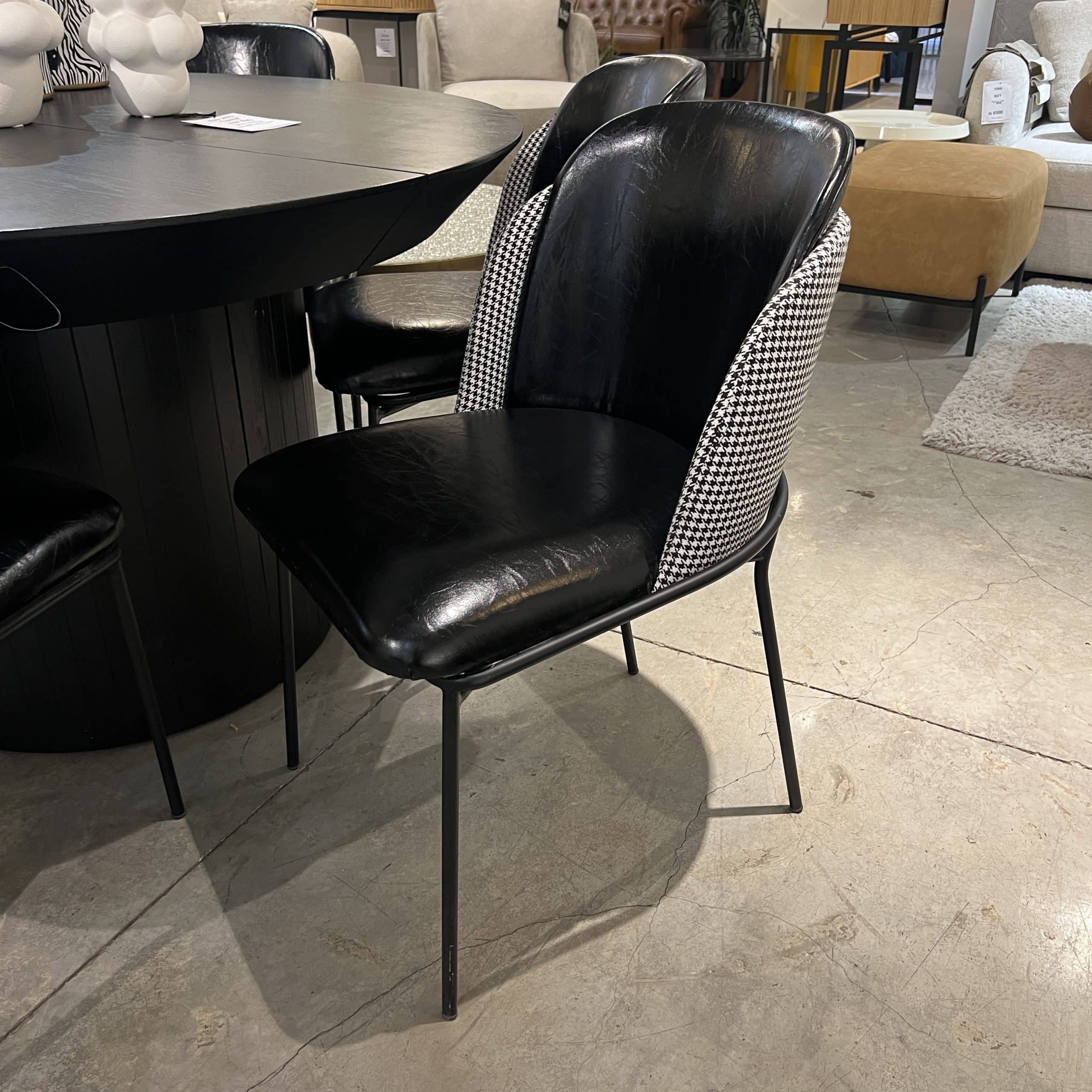 כיסא דמוי עור שחור וגב פיפטה דגם איתי