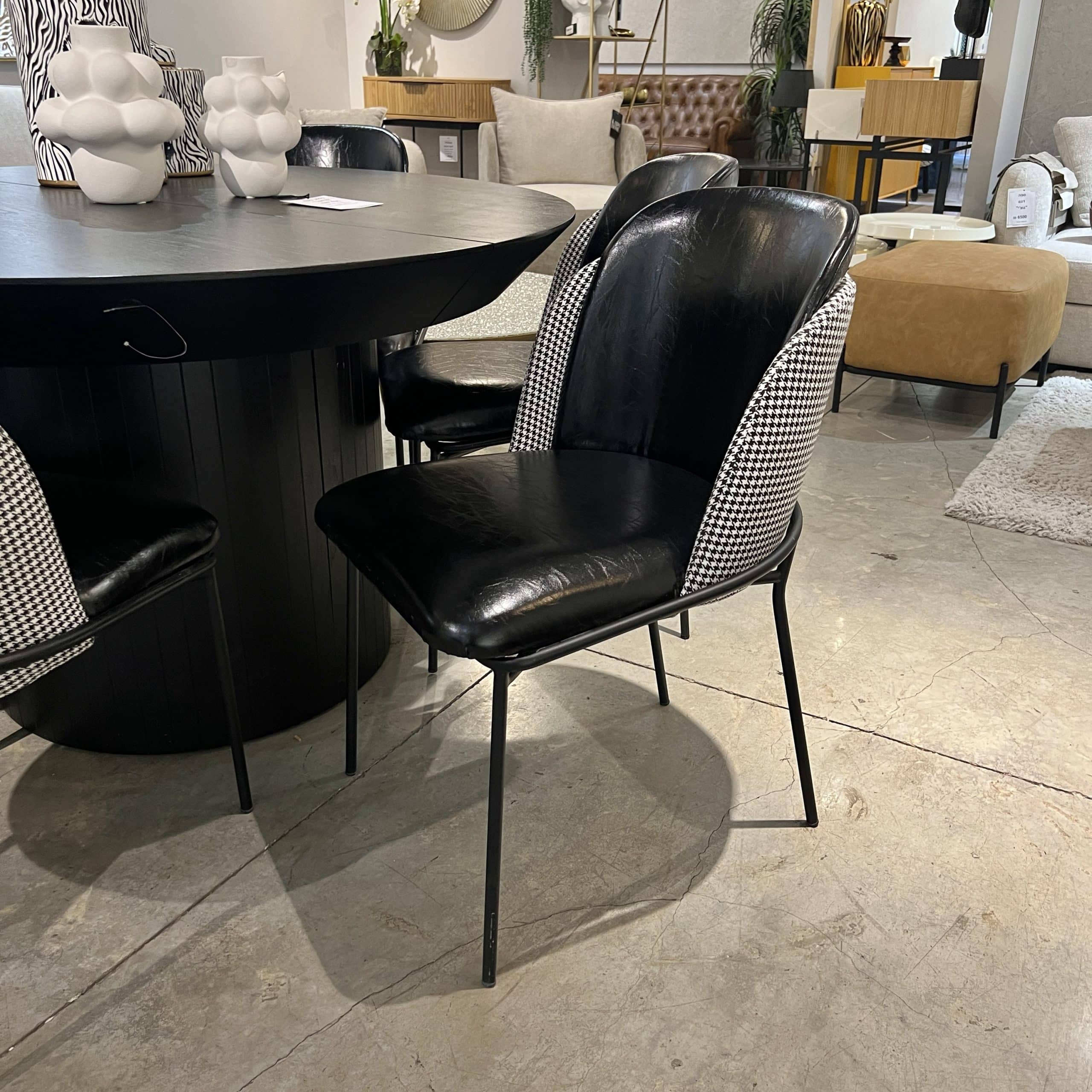 כיסא דמוי עור שחור וגב פיפטה דגם איתי