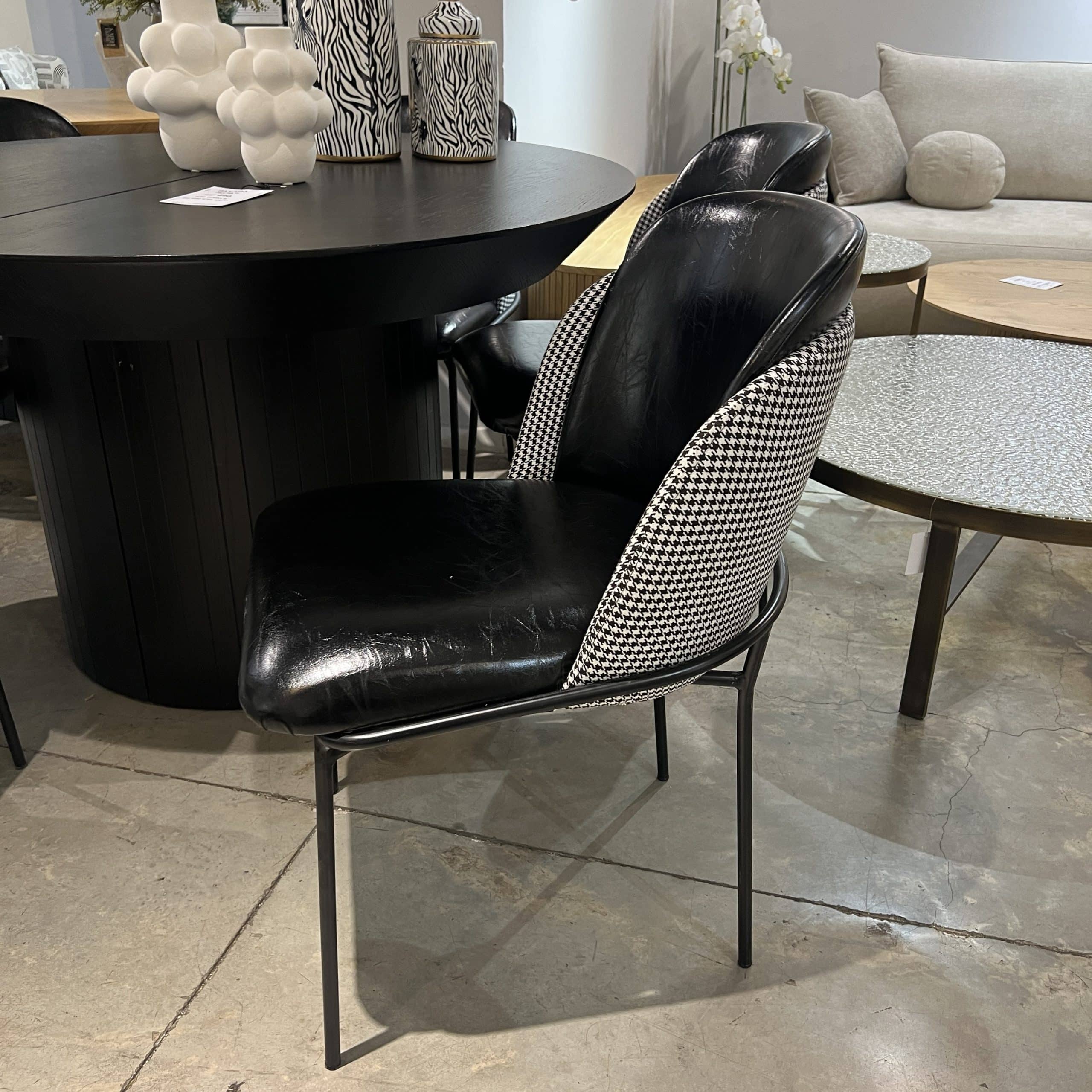 כיסא דמוי עור שחור וגב פיפטה דגם איתי