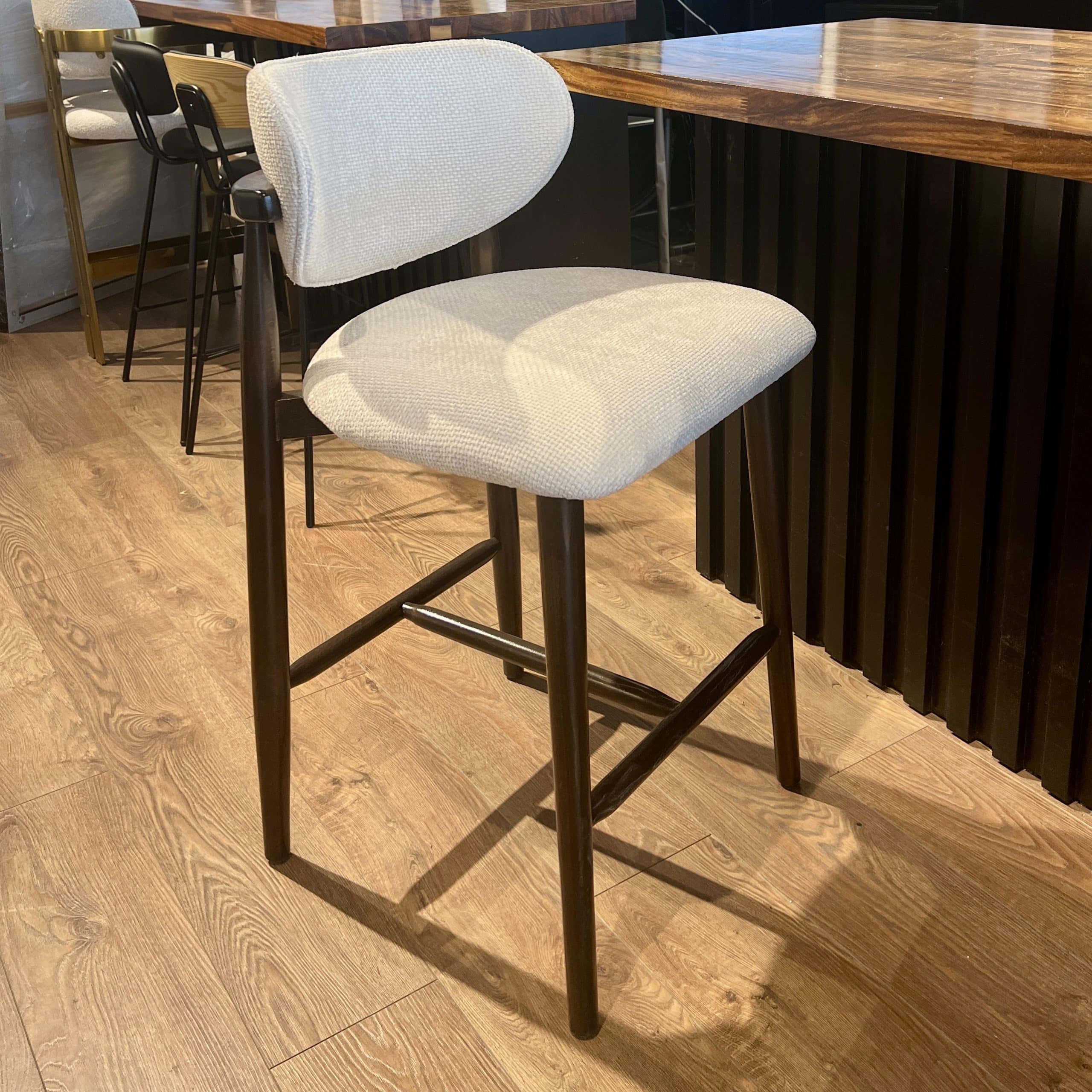 כיסא בר דגם ברומו אגוז כיסא בר דגם ברומו אגוז