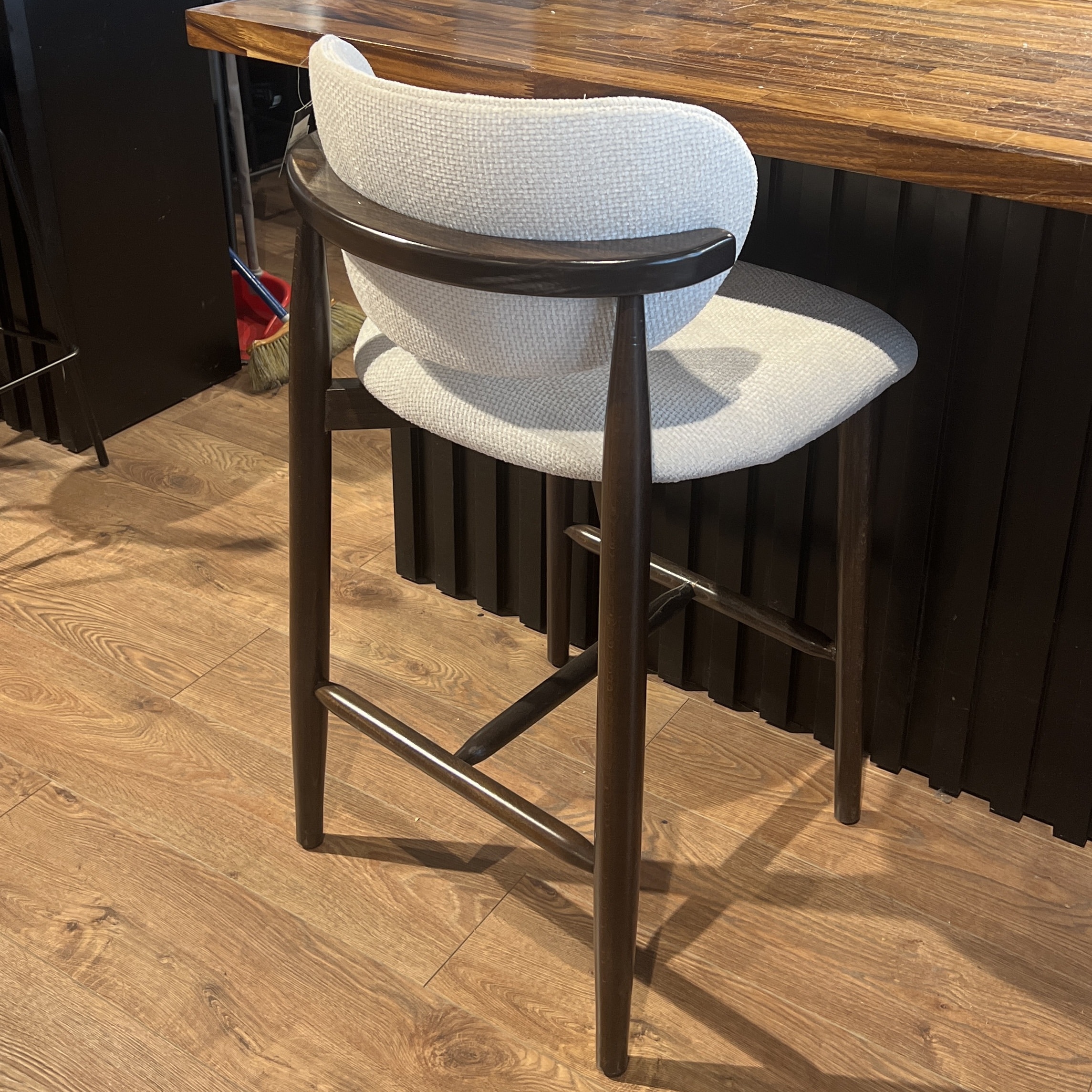 כיסא בר דגם ברומו אגוז כיסא בר דגם ברומו אגוז