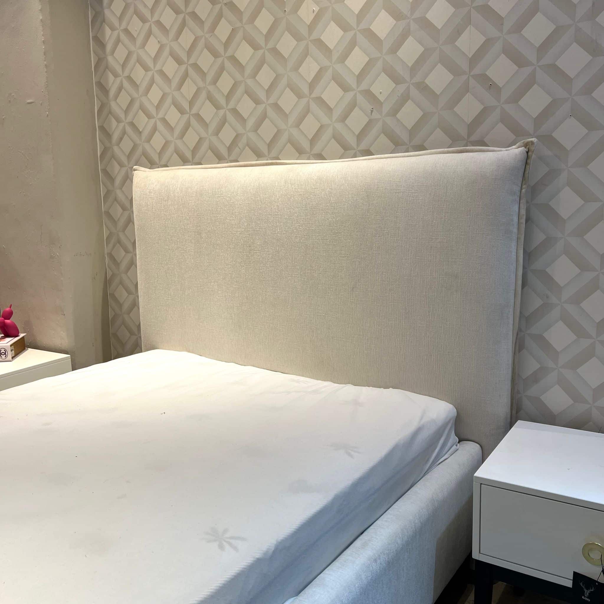 מיטה דגם סוהו בד אריג אבן מיטה דגם סוהו בד אריג אבן