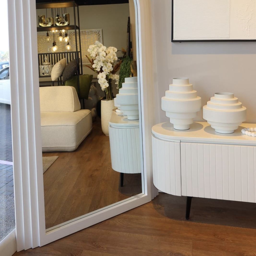 מראה עץ מלא מסגרת לבנה חצי ירח דגם מוריאל מראה עץ מלא מסגרת לבנה חצי ירח דגם מוריאל