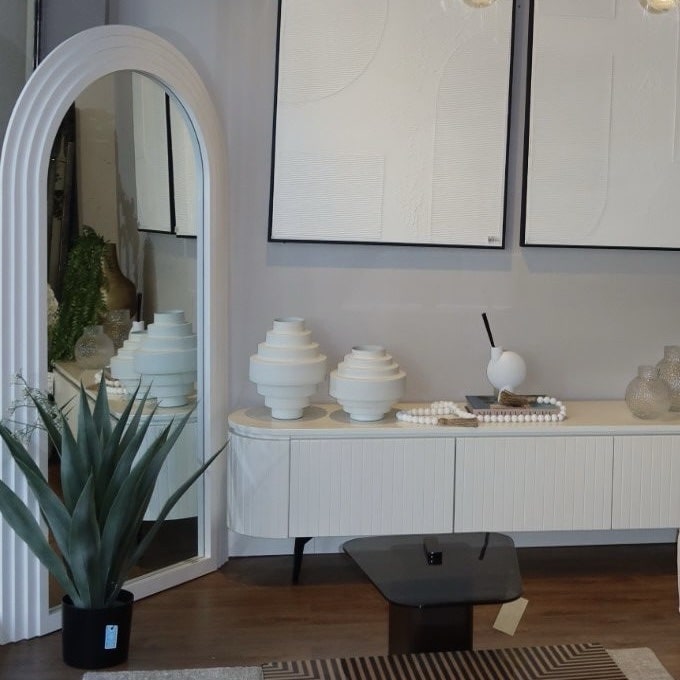 מראה עץ מלא מסגרת לבנה חצי ירח דגם מוריאל מראה עץ מלא מסגרת לבנה חצי ירח דגם מוריאל