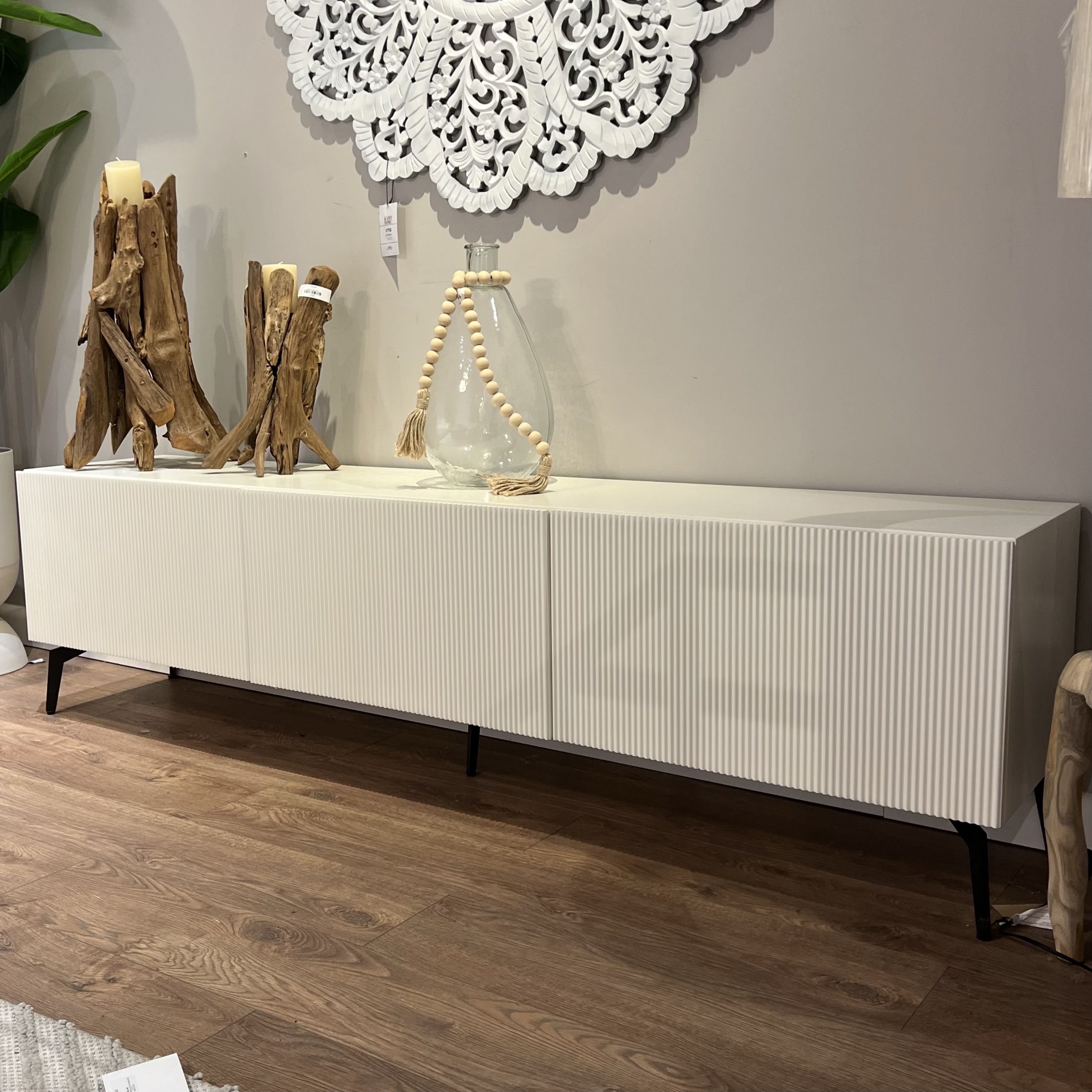 מזנון מעוצב דגם לאונרדו חריטה בגוון שמנת - עיצוב אישי (גודל עד 240, גוון לבחירה ממניפות טמבור ונירלט) מזנון מעוצב דגם לאונרדו חריטה בגוון שמנת - עיצוב אישי (גודל עד 240, גוון לבחירה ממניפות טמבור ונירלט)