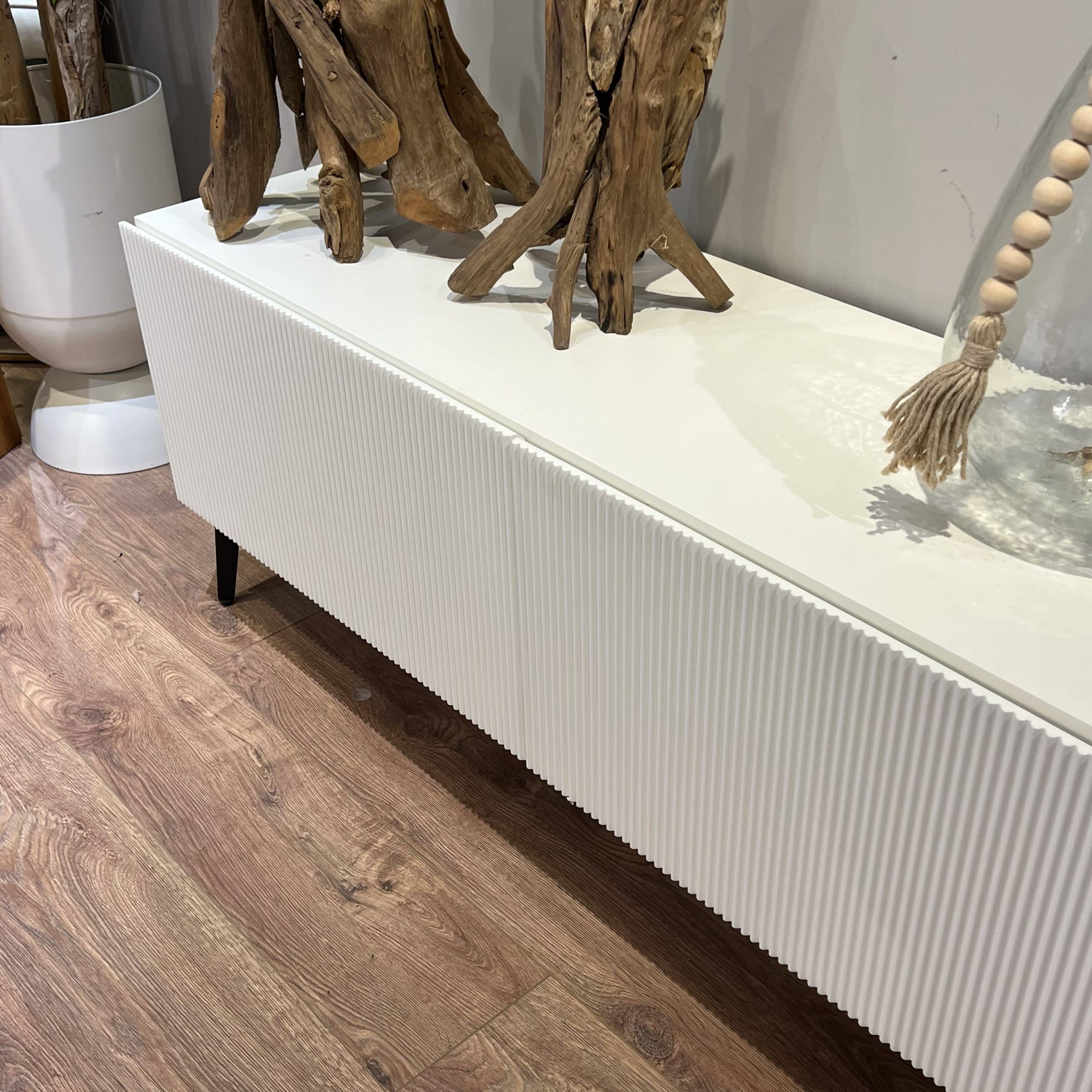 מזנון מעוצב דגם לאונרדו חריטה בגוון שמנת - עיצוב אישי (גודל עד 240, גוון לבחירה ממניפות טמבור ונירלט) מזנון מעוצב דגם לאונרדו חריטה בגוון שמנת - עיצוב אישי (גודל עד 240, גוון לבחירה ממניפות טמבור ונירלט)