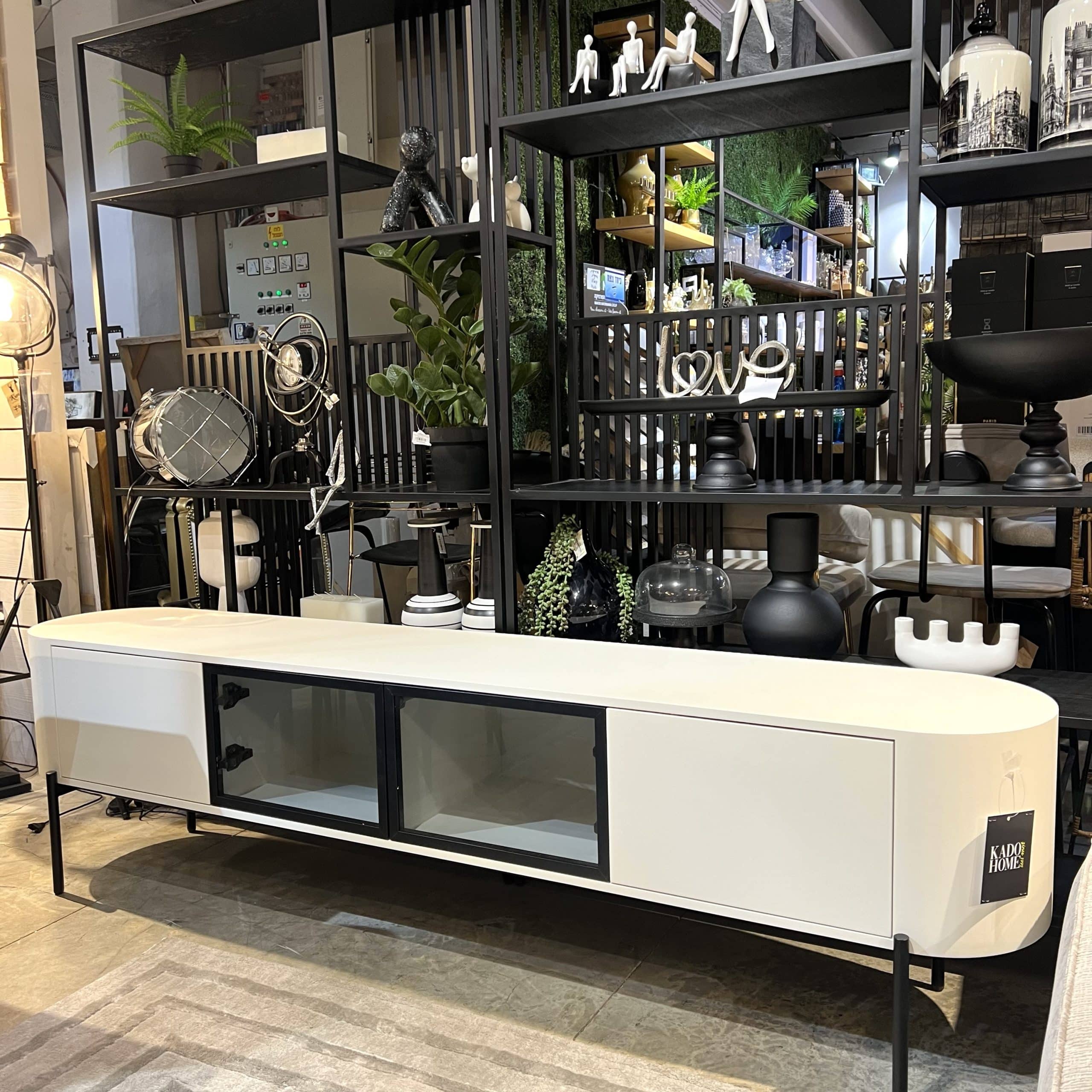 מזנון דגם אן דלתות זכוכית מושחרת בשילוב שמנת אמורפי | בעיצוב אישי מזנון דגם אן דלתות זכוכית מושחרת בשילוב שמנת אמורפי | בעיצוב אישי