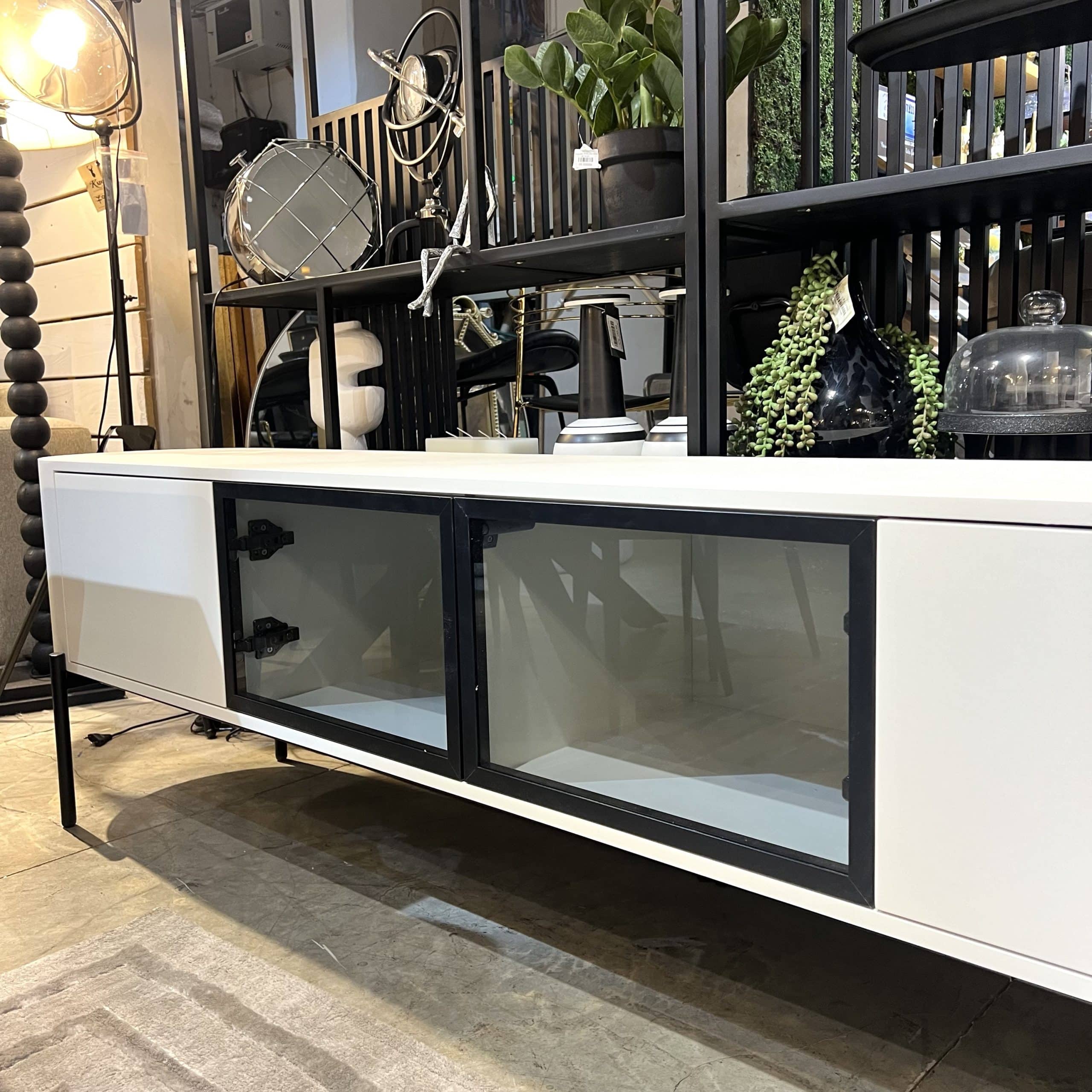 מזנון דגם אן דלתות זכוכית מושחרת בשילוב שמנת אמורפי | בעיצוב אישי מזנון דגם אן דלתות זכוכית מושחרת בשילוב שמנת אמורפי | בעיצוב אישי