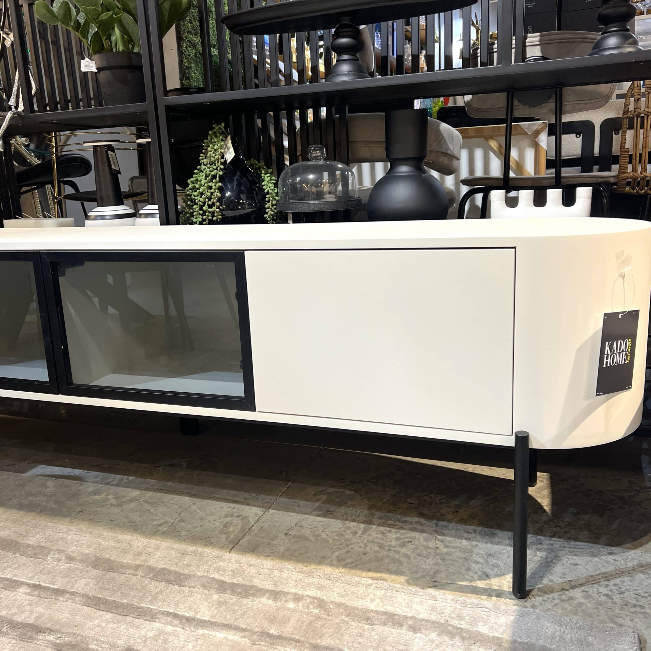 מזנון דגם אן דלתות זכוכית מושחרת בשילוב שמנת אמורפי | בעיצוב אישי מזנון דגם אן דלתות זכוכית מושחרת בשילוב שמנת אמורפי | בעיצוב אישי