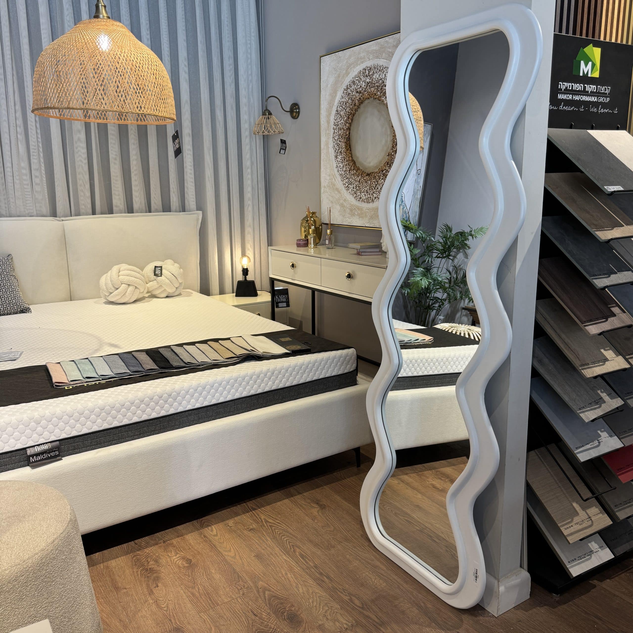 מראה עץ מלא מסגרת לבנה גלים גדולים דגם מוריאל מראה עץ מלא מסגרת לבנה גלים גדולים דגם מוריאל